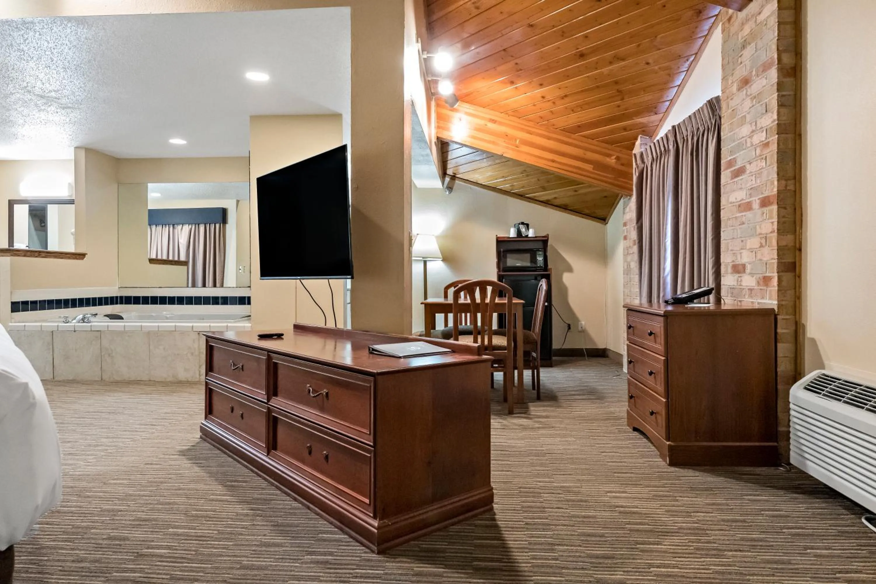 Bed in Quality Inn - Storm Lake