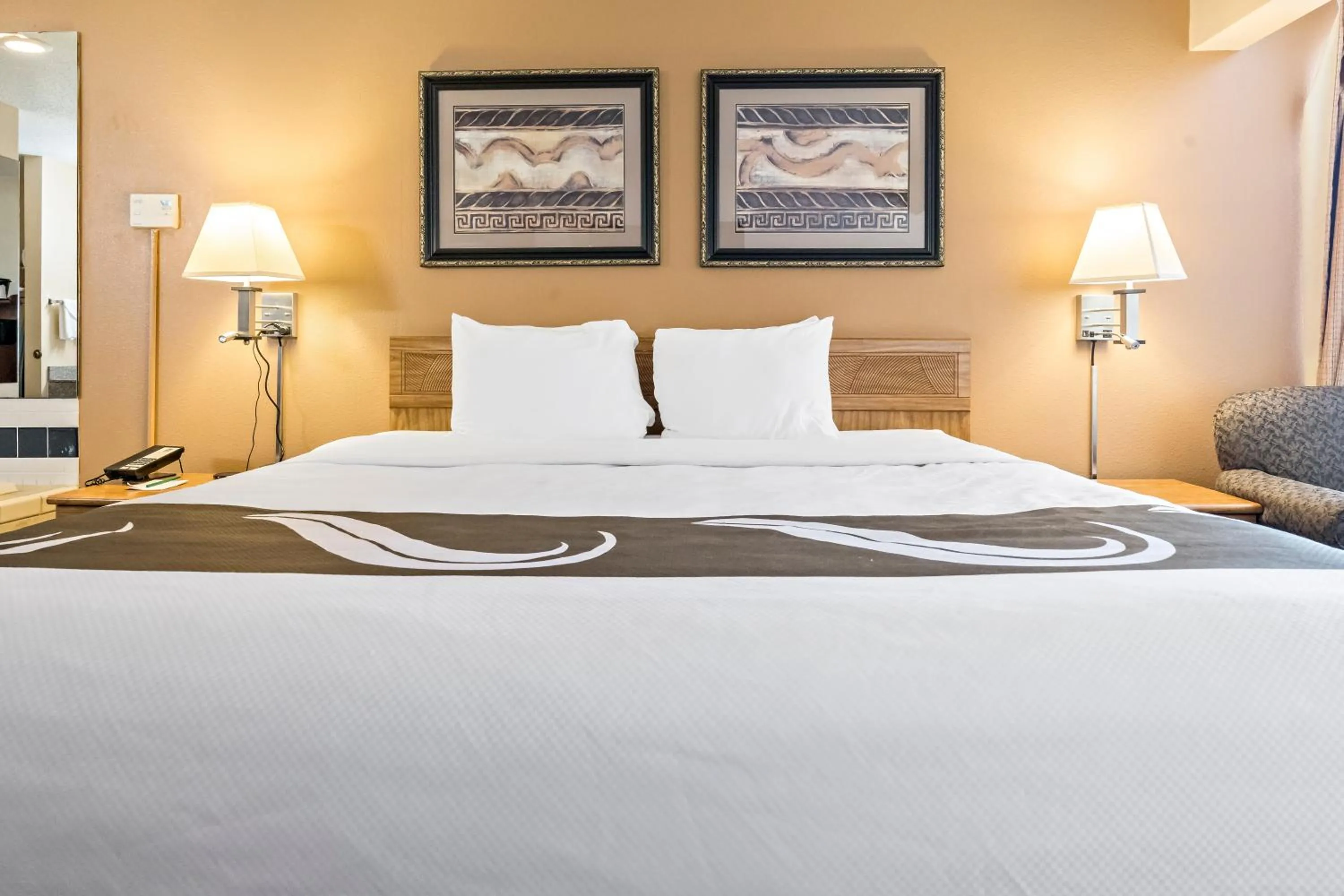 Bed in Quality Inn - Storm Lake