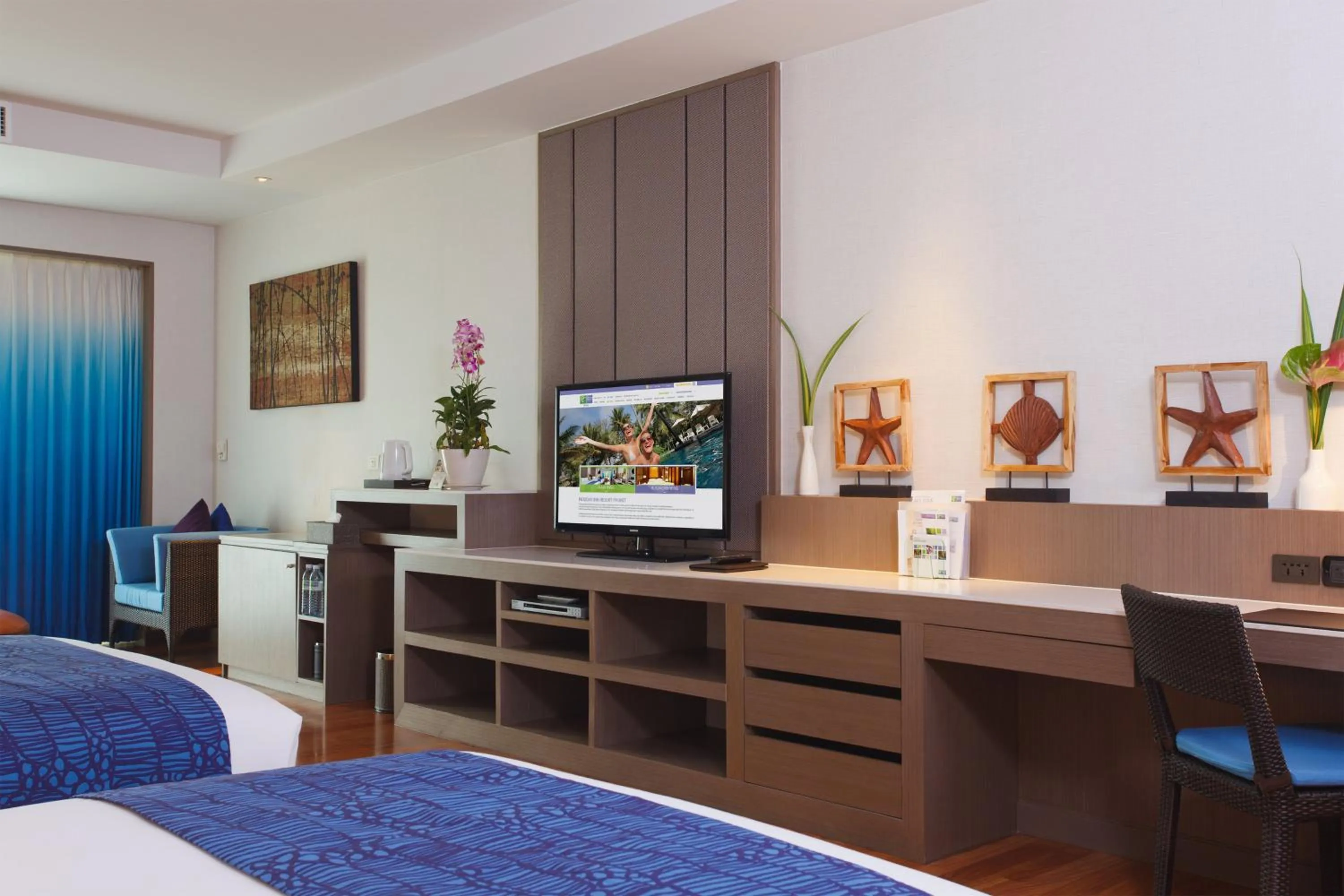 Photo of the whole room, Bed in Holiday Inn Resort Phuket by IHG