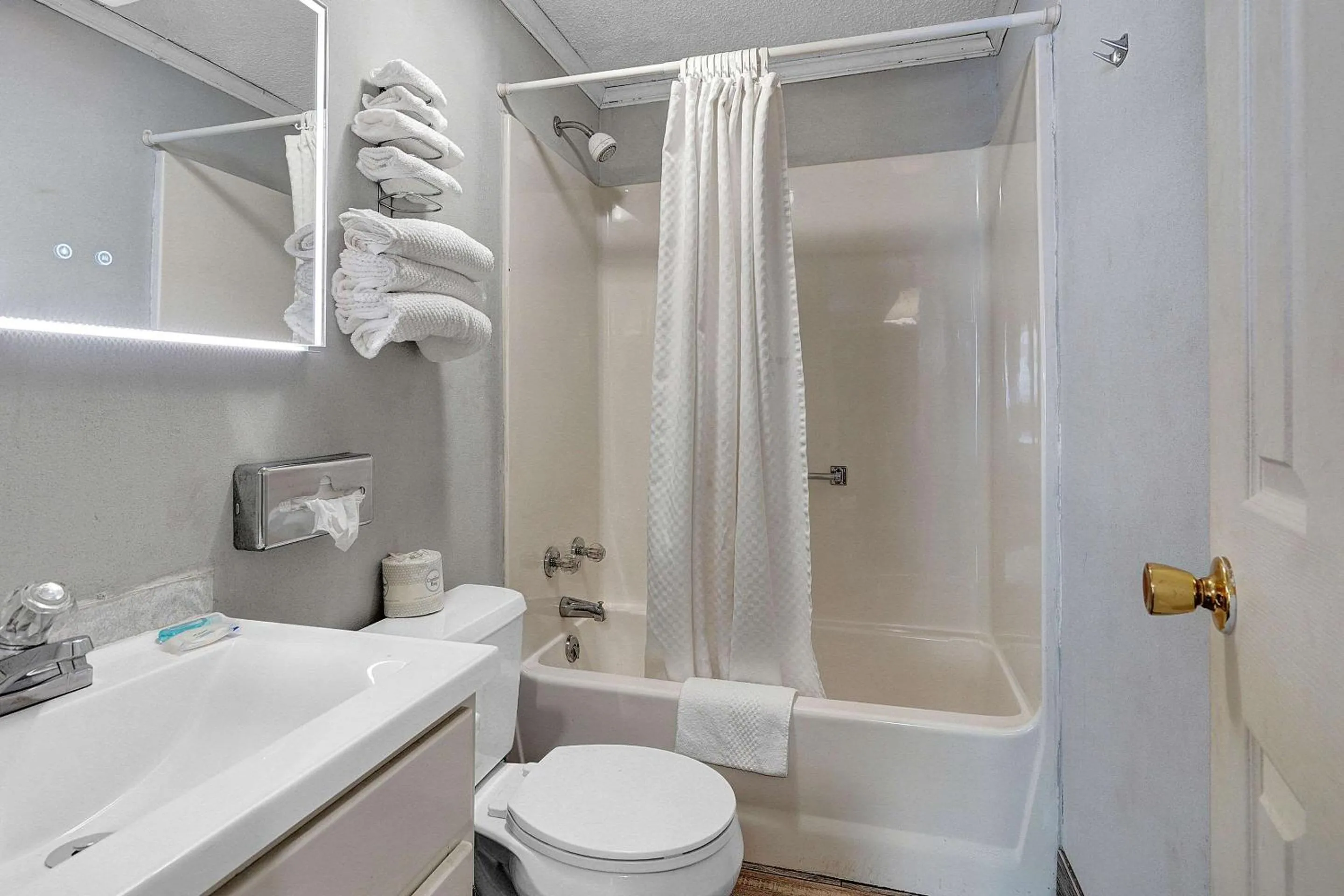 Bedroom in Days-Inn by Wyndham Liverpool-Syracuse