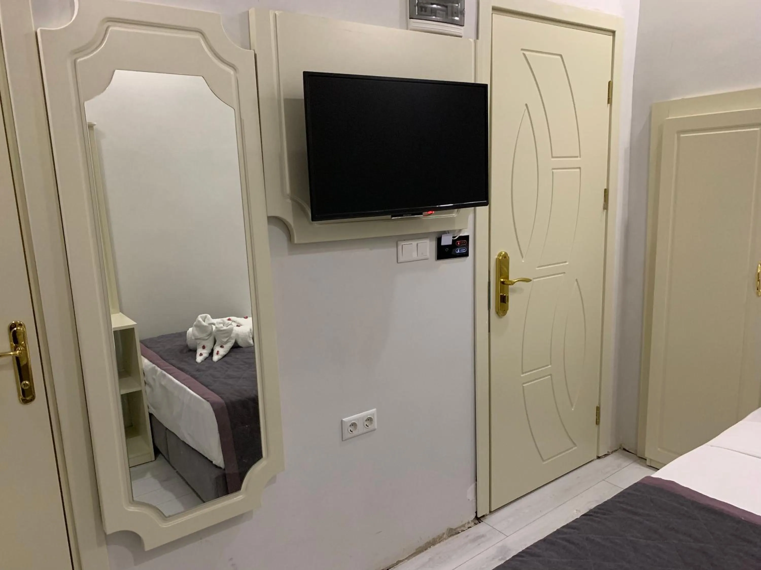 Photo of the whole room, Bed in taksim diamond hotel