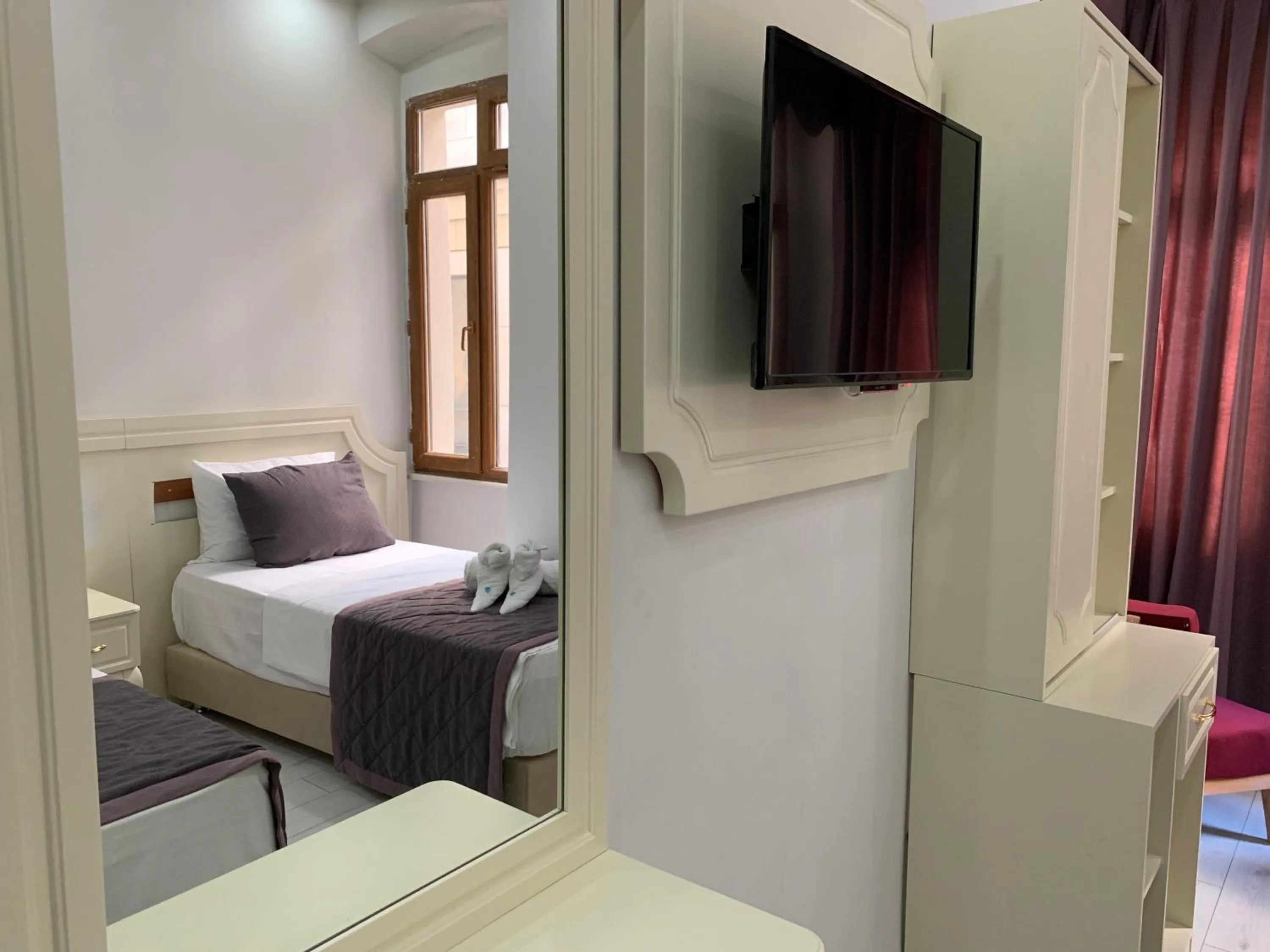 Photo of the whole room, Bed in taksim diamond hotel