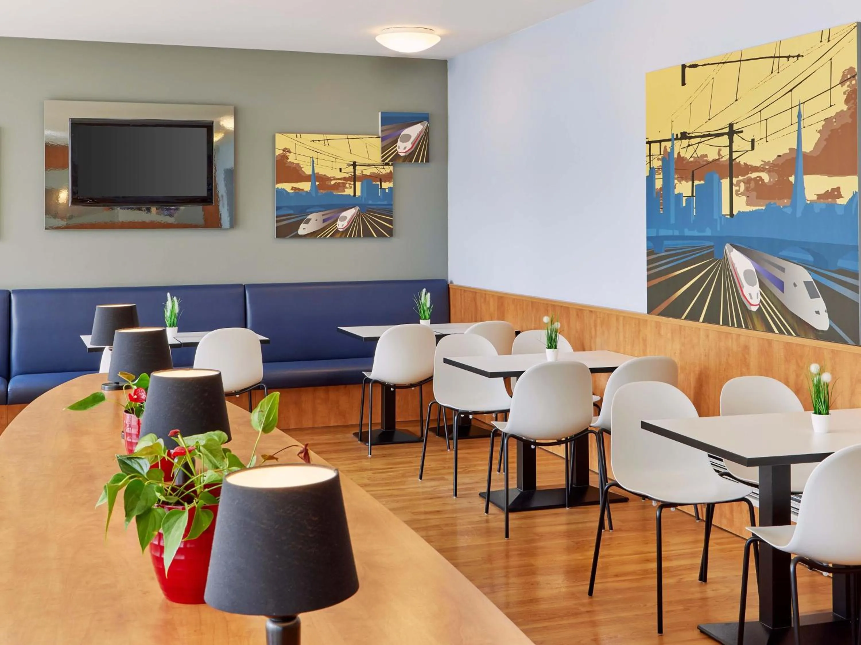 Lobby or reception in B&B Hotel Saarbrücken-Hbf