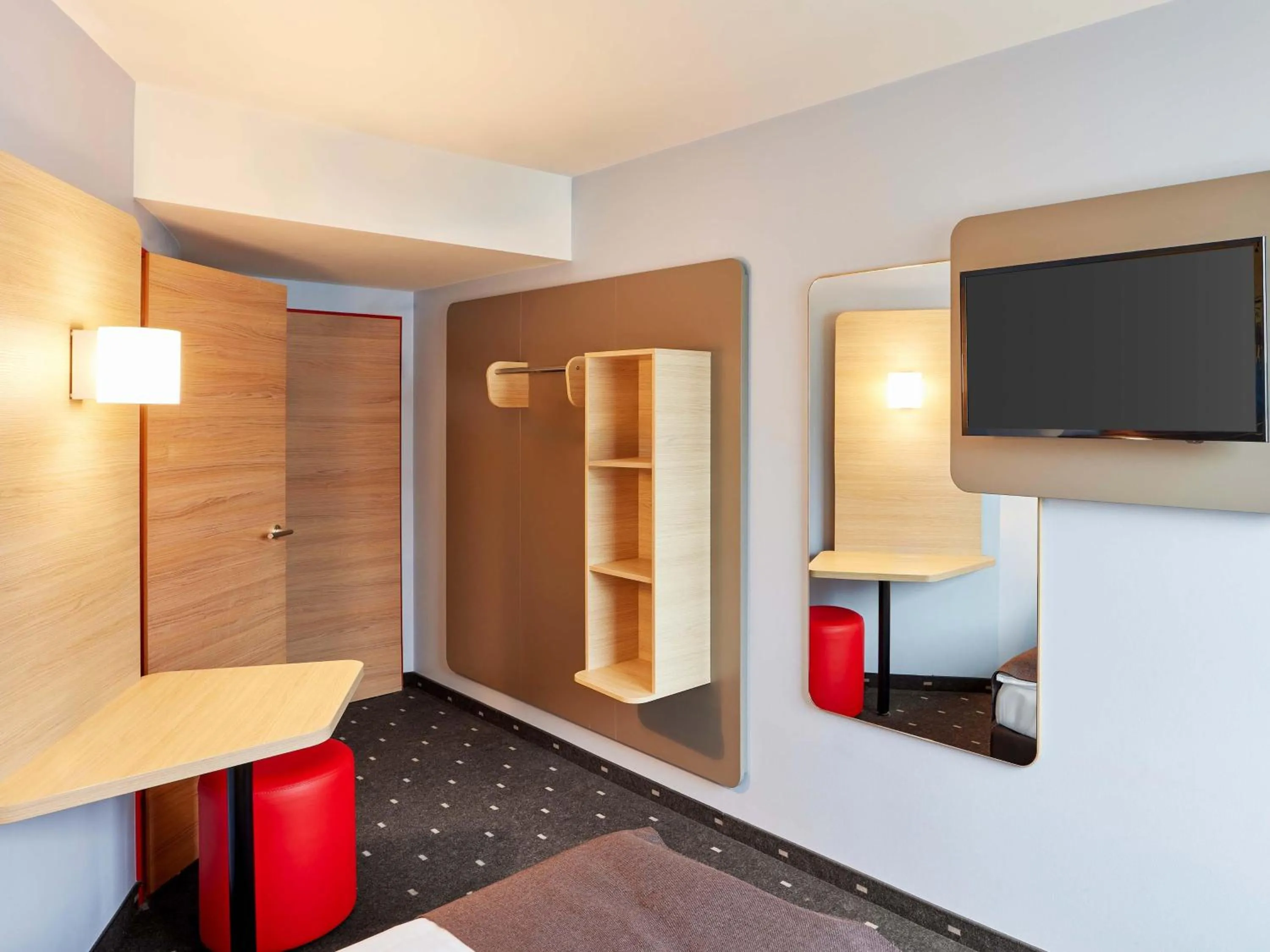 Photo of the whole room, Bed in B&B Hotel Saarbrücken-Hbf