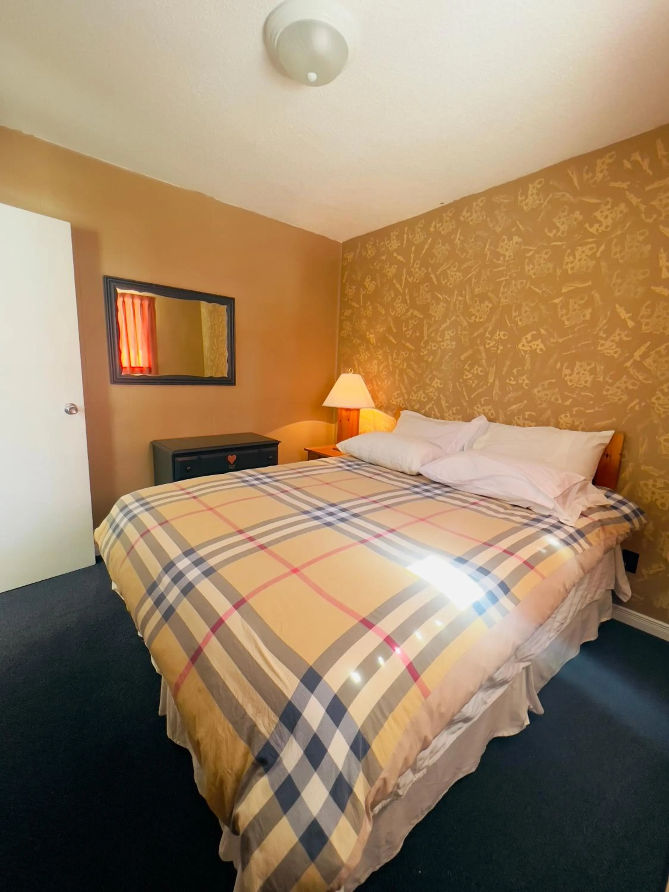 Bedroom, Bed in Glenview Cottages