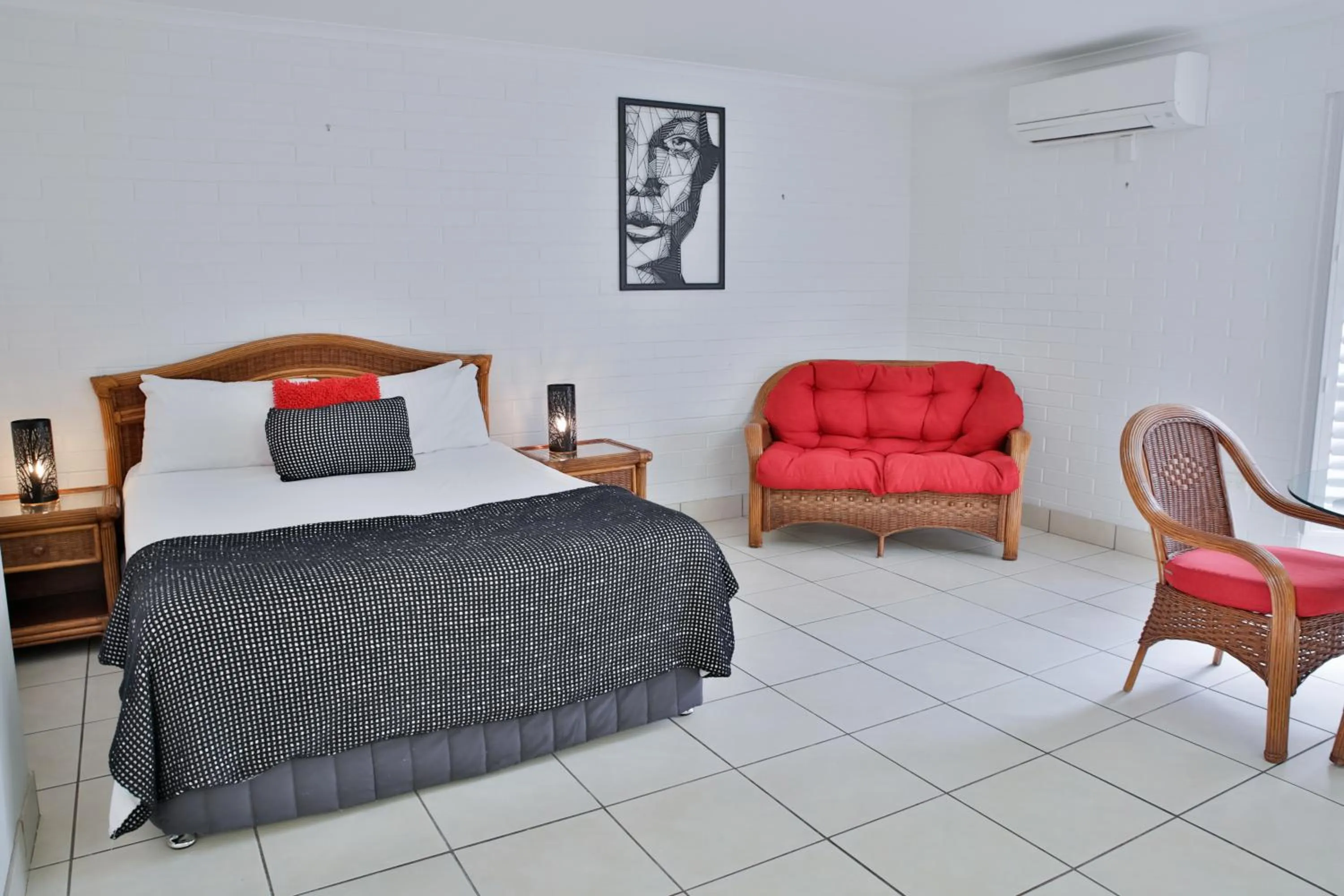 Bed in Central Park Motel