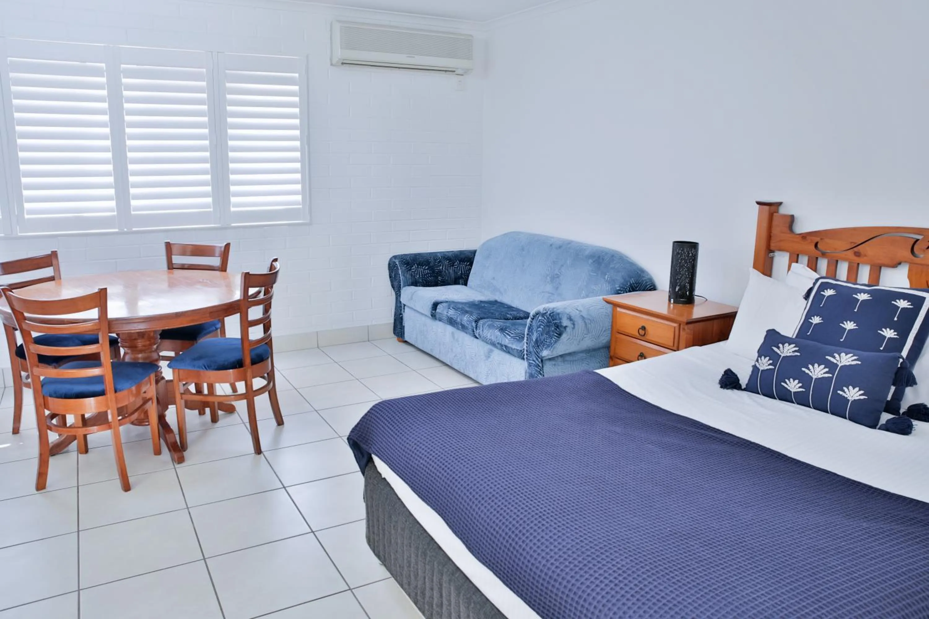 Bed in Central Park Motel