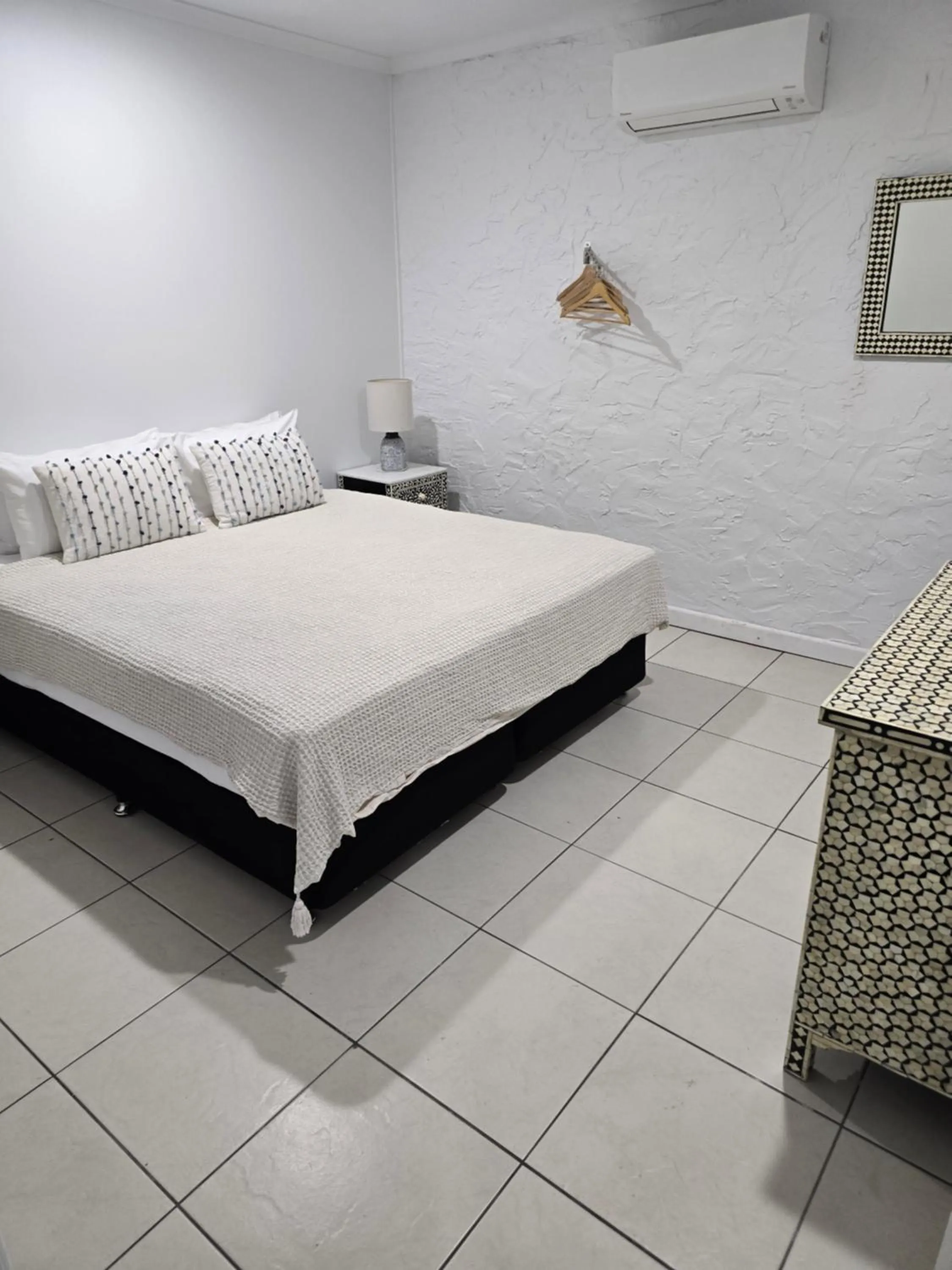 Bed in Central Park Motel