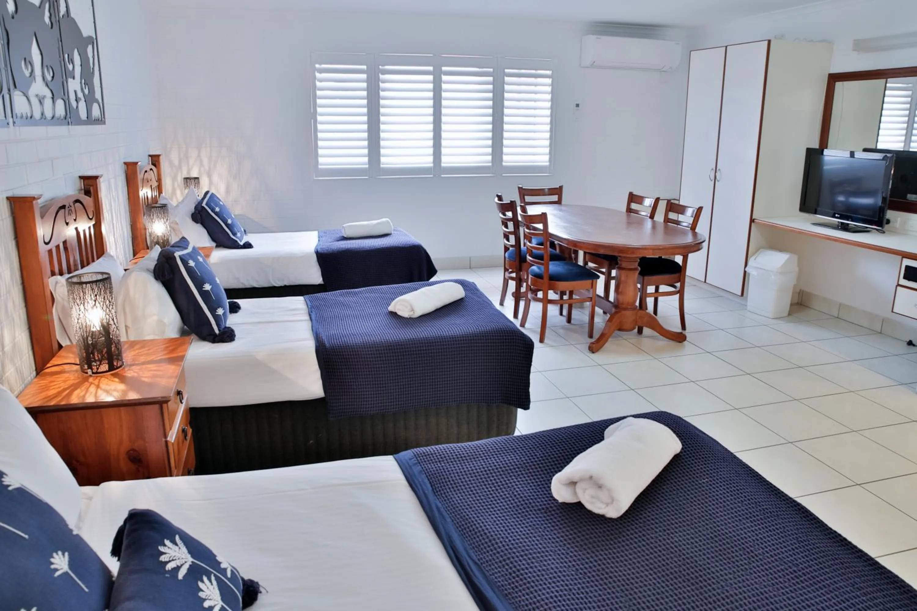 Bed in Central Park Motel