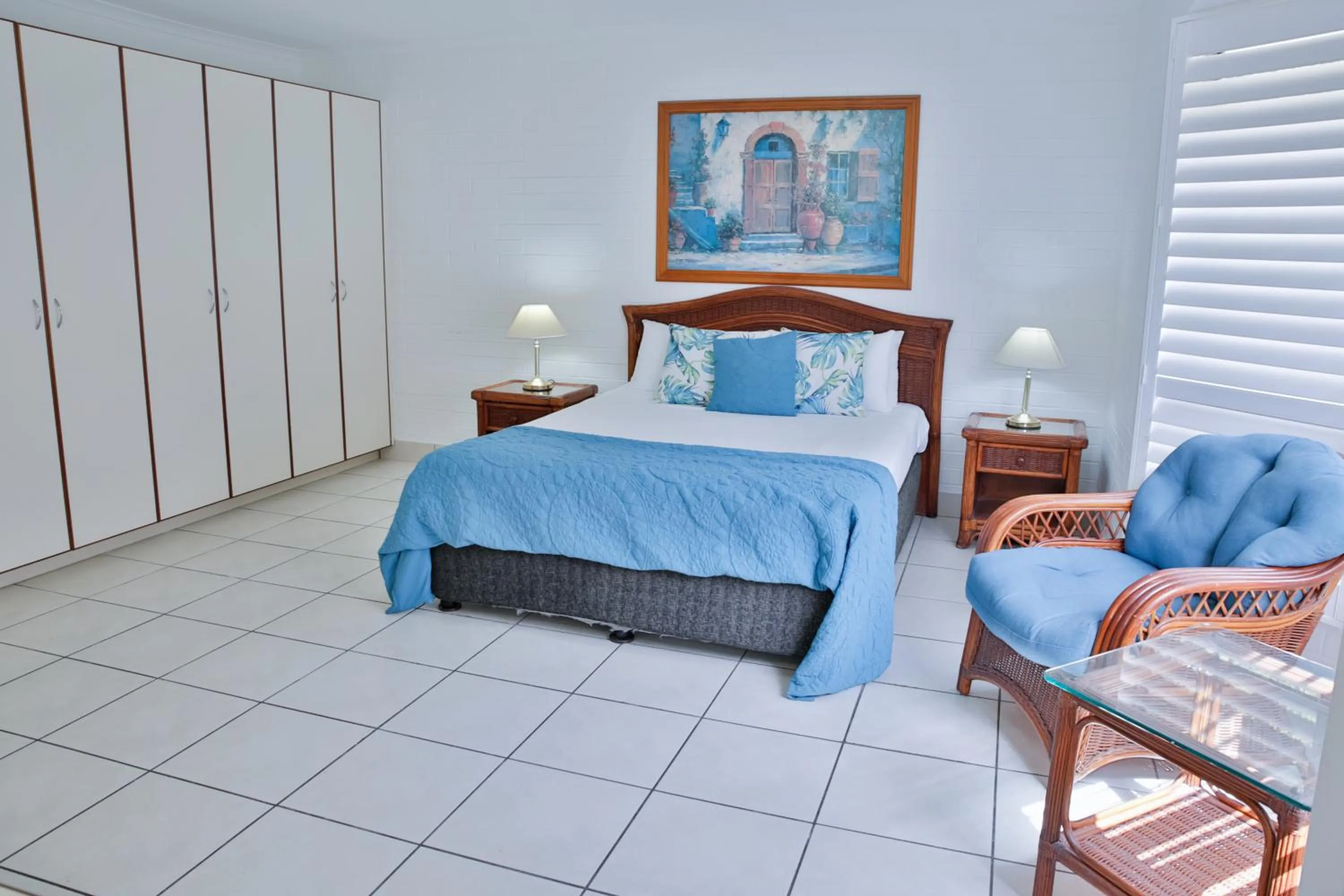 Bed in Central Park Motel