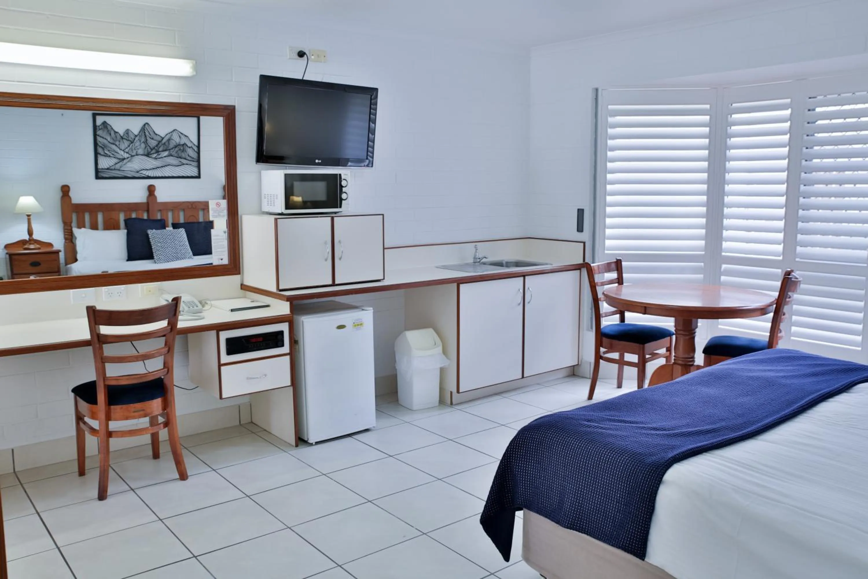 Bed in Central Park Motel