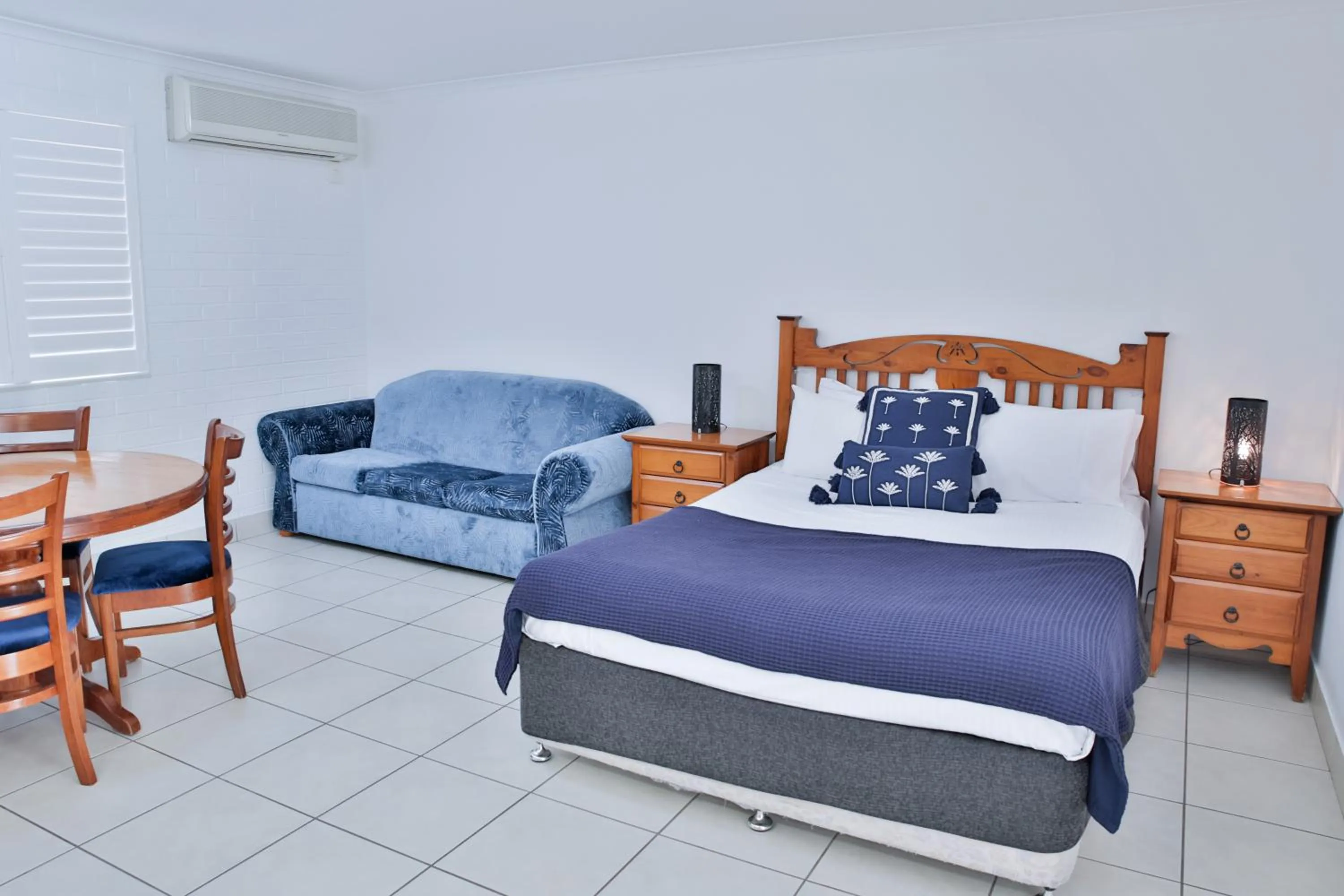 Bed in Central Park Motel