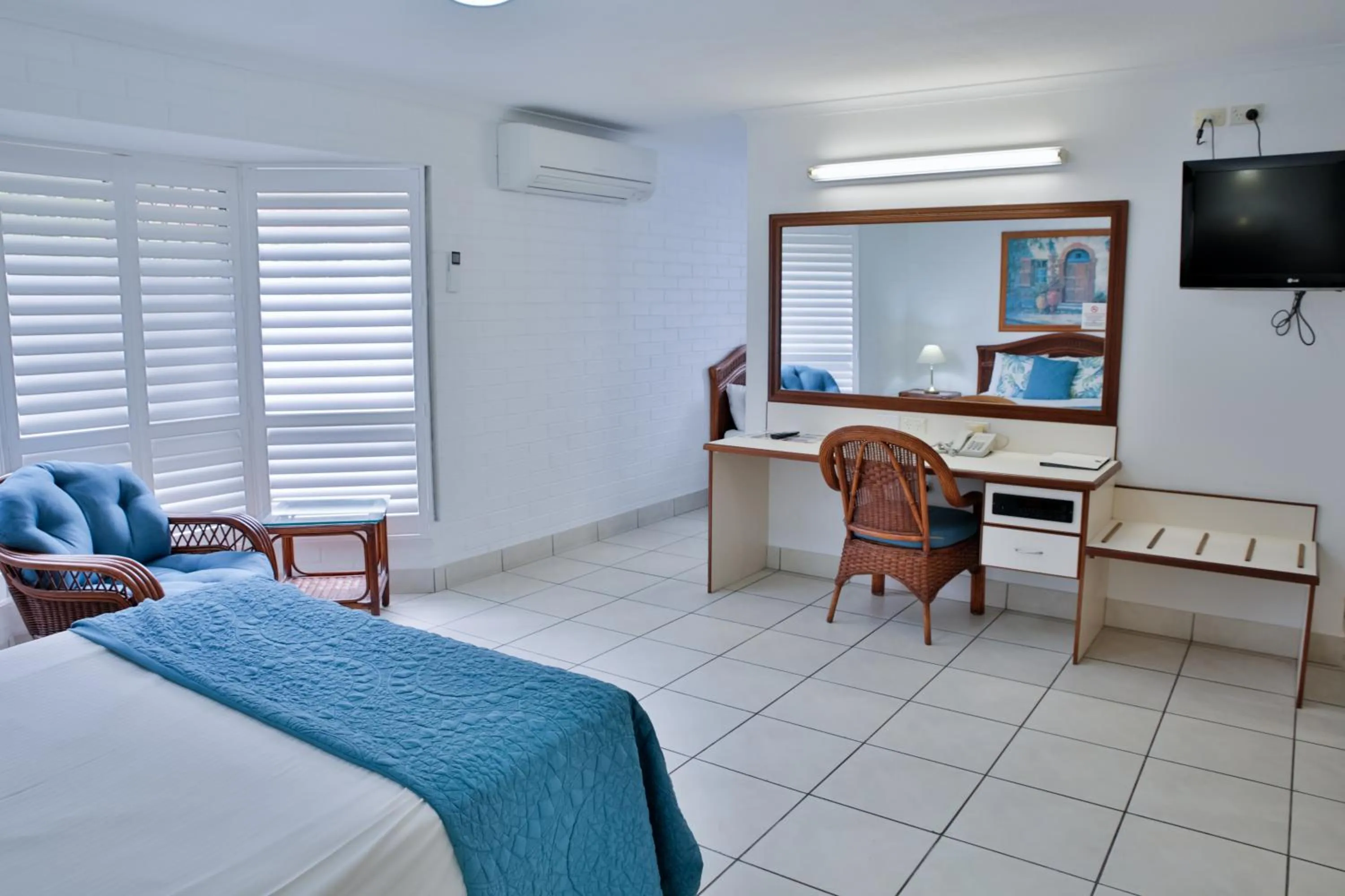 Bed in Central Park Motel