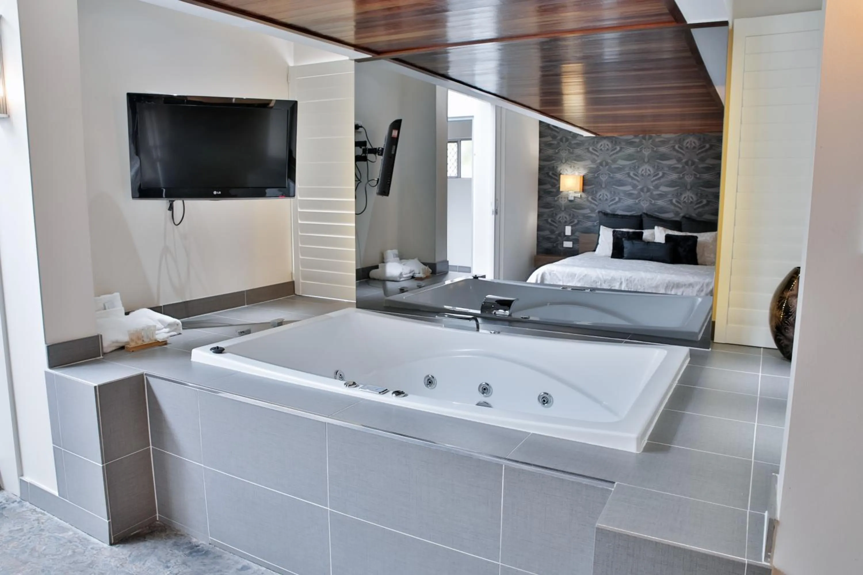 Bed in Central Park Motel