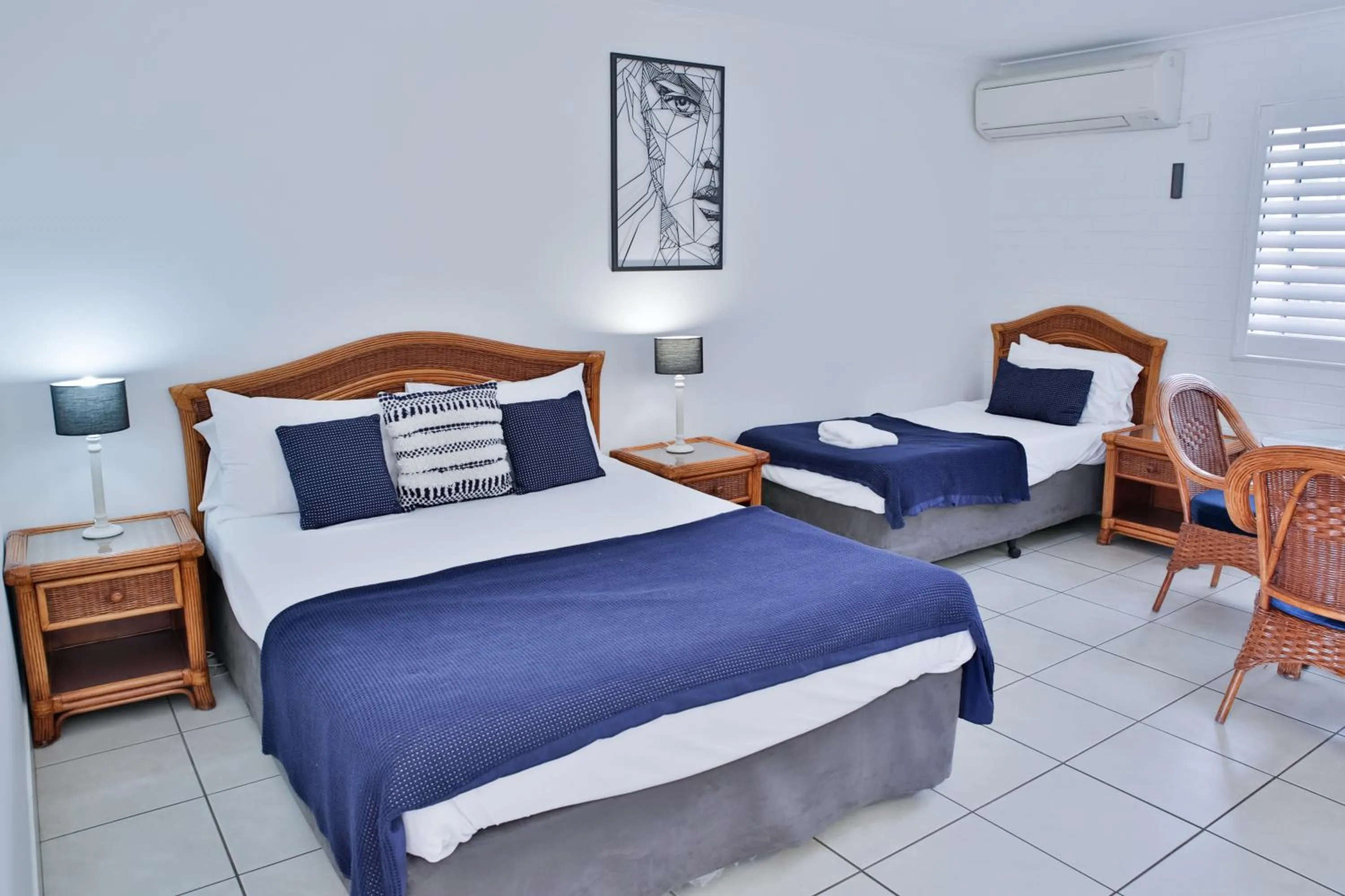 Bed in Central Park Motel