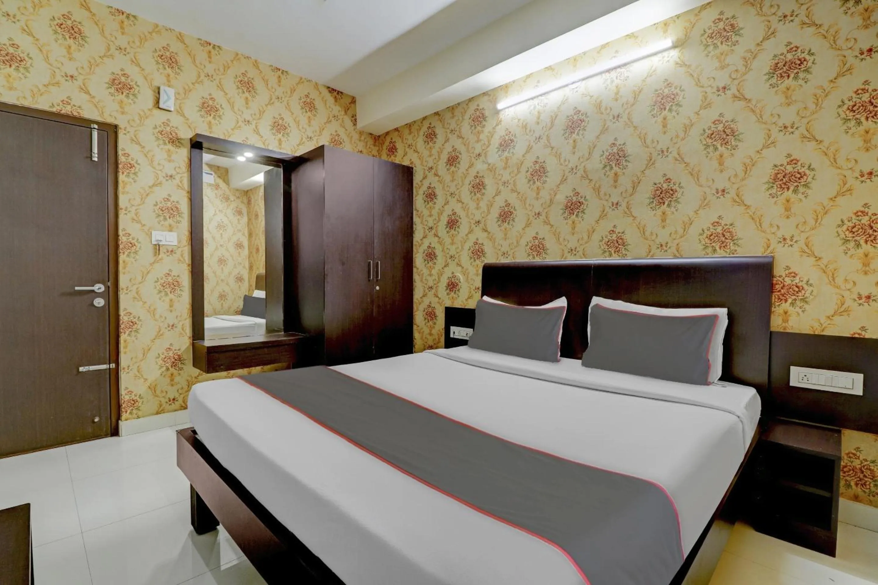 Bedroom, Bed in Super Capital O Champion Lotus Near Mantri Square Mall