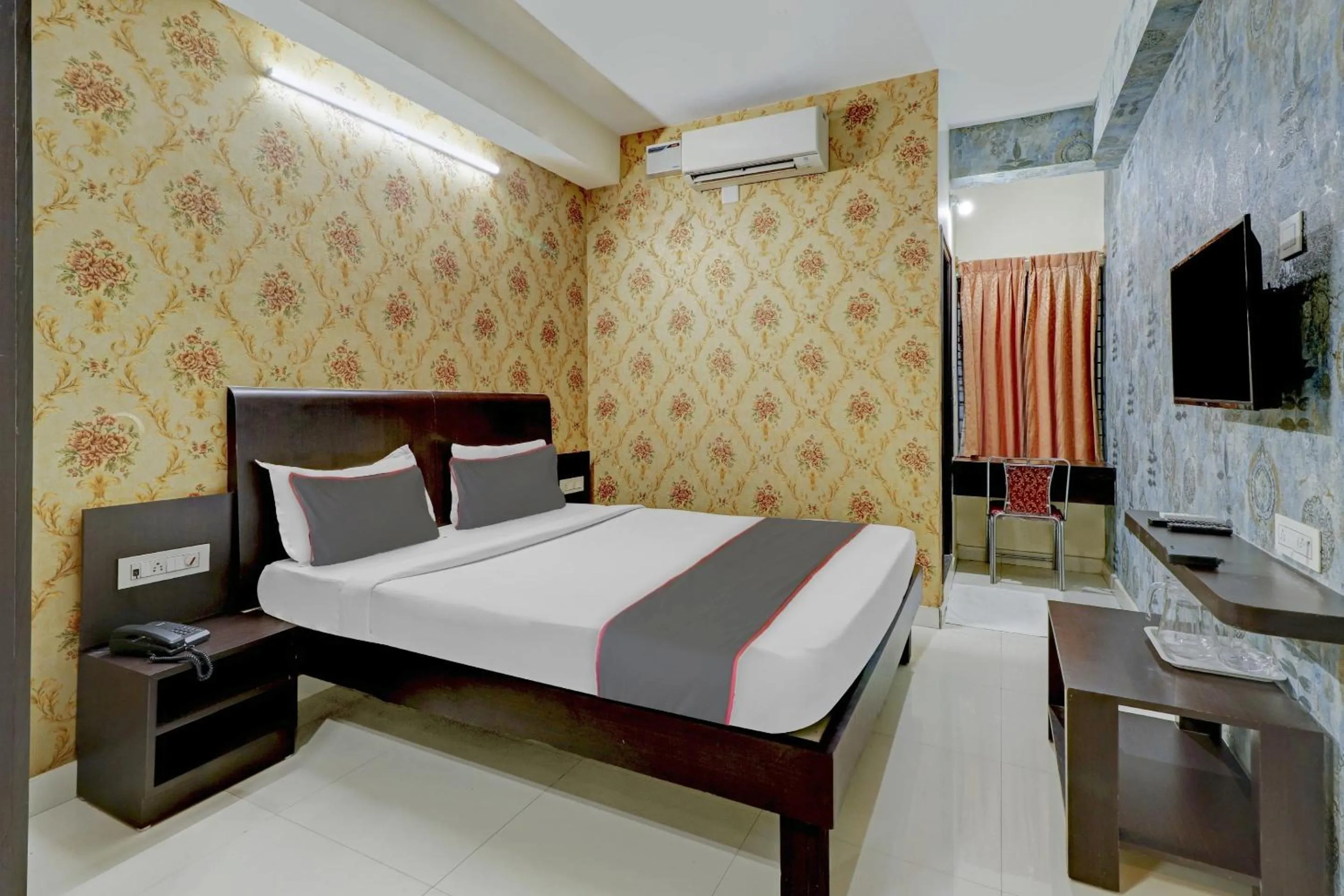 Bedroom, Bed in Super Capital O Champion Lotus Near Mantri Square Mall