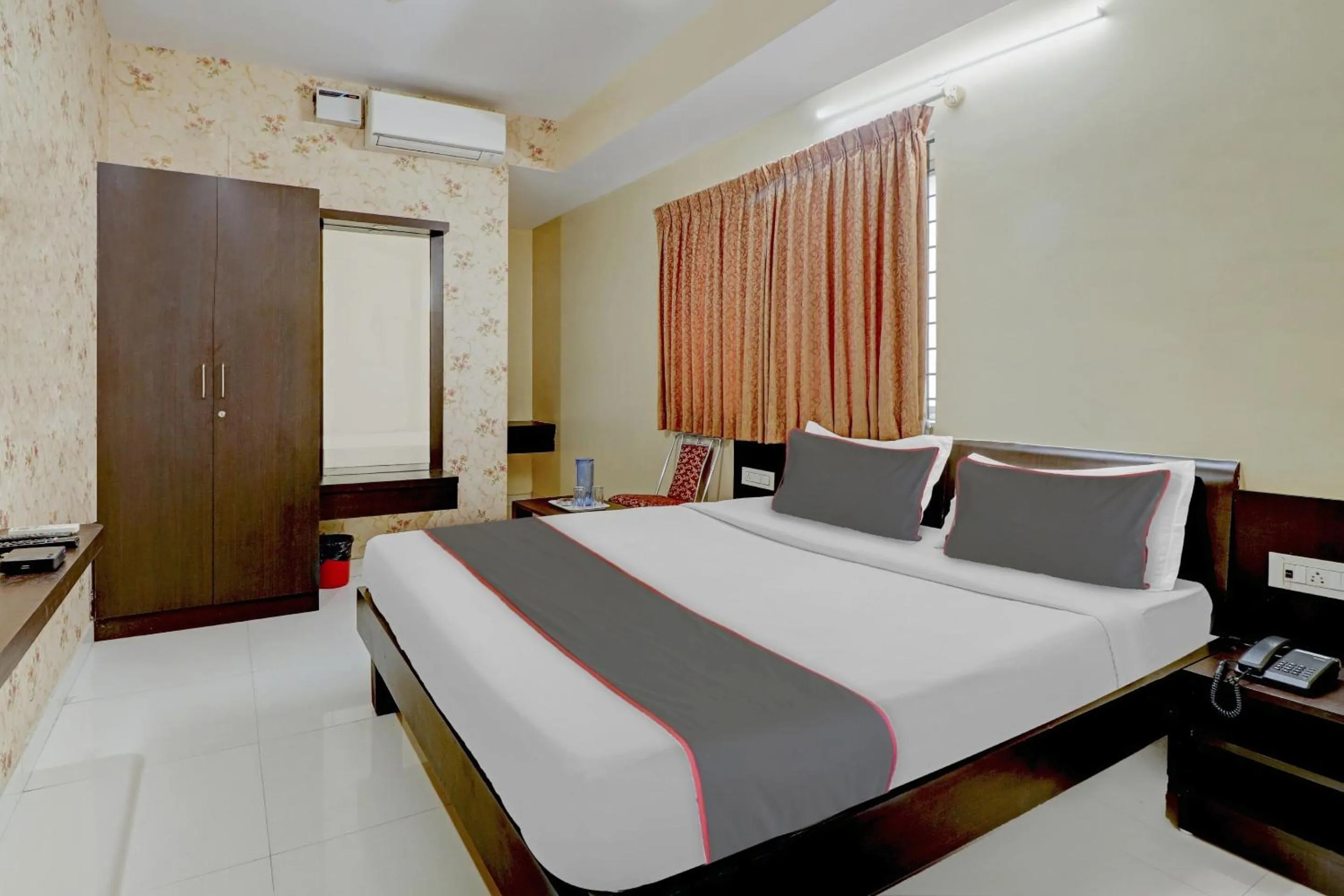 Bedroom, Bed in Capital O Champion Lotus Near Mantri Square Mall