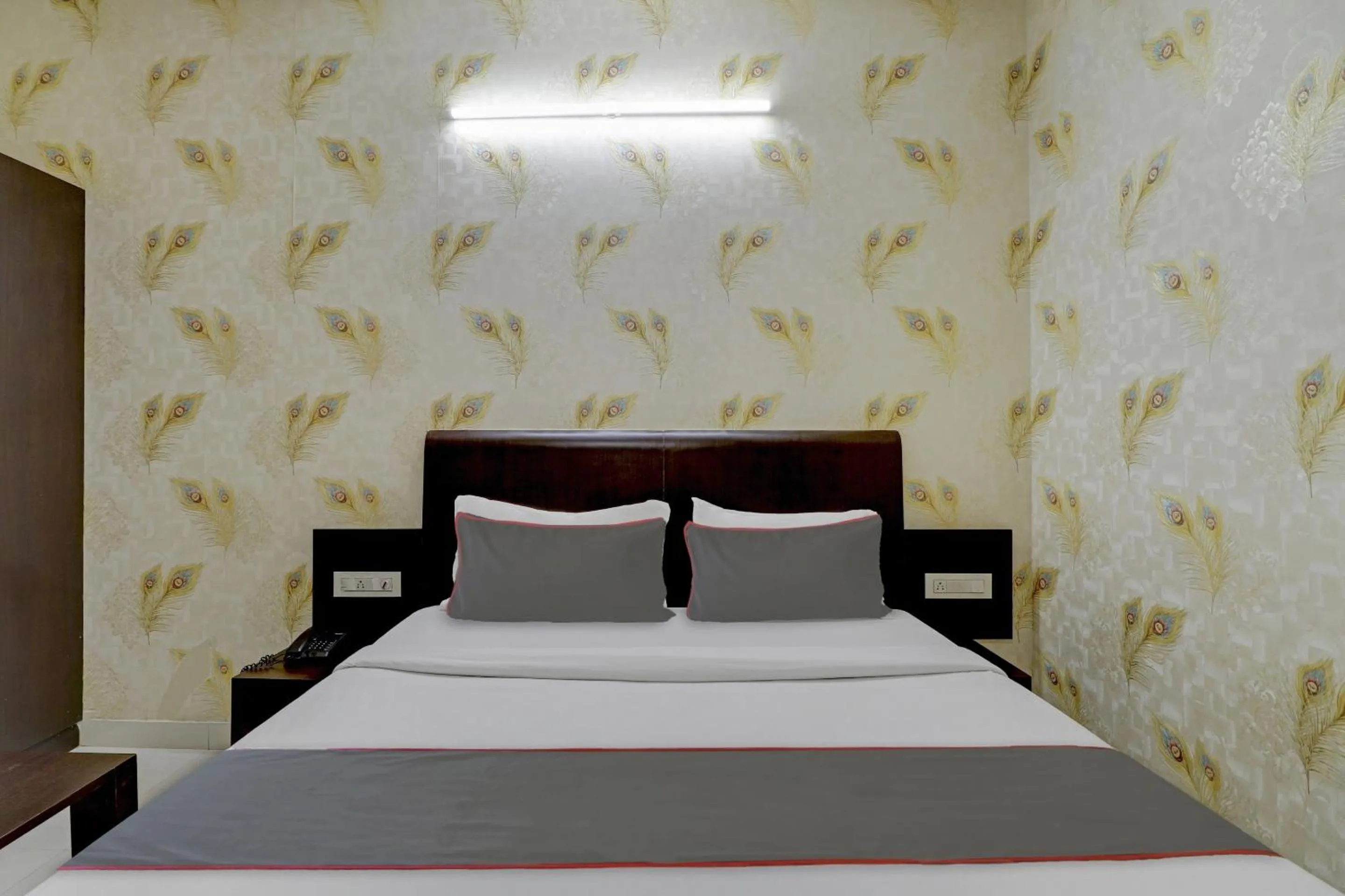 Bedroom, Bed in Super Capital O Champion Lotus Near Mantri Square Mall