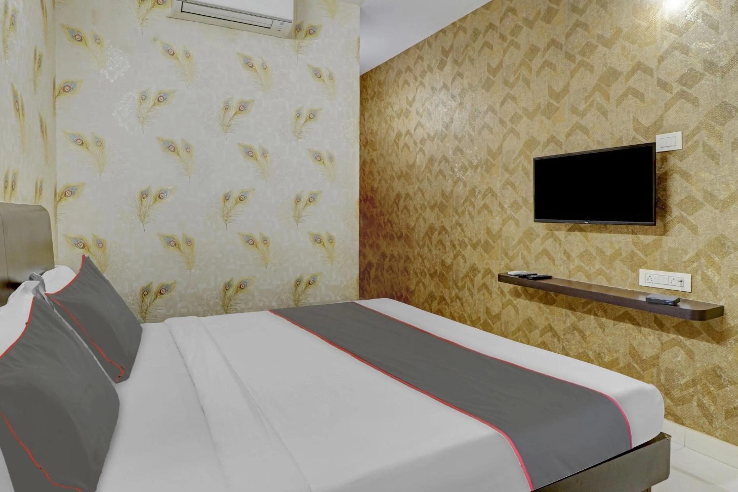 Bedroom, Bed in Capital O Champion Lotus Near Mantri Square Mall