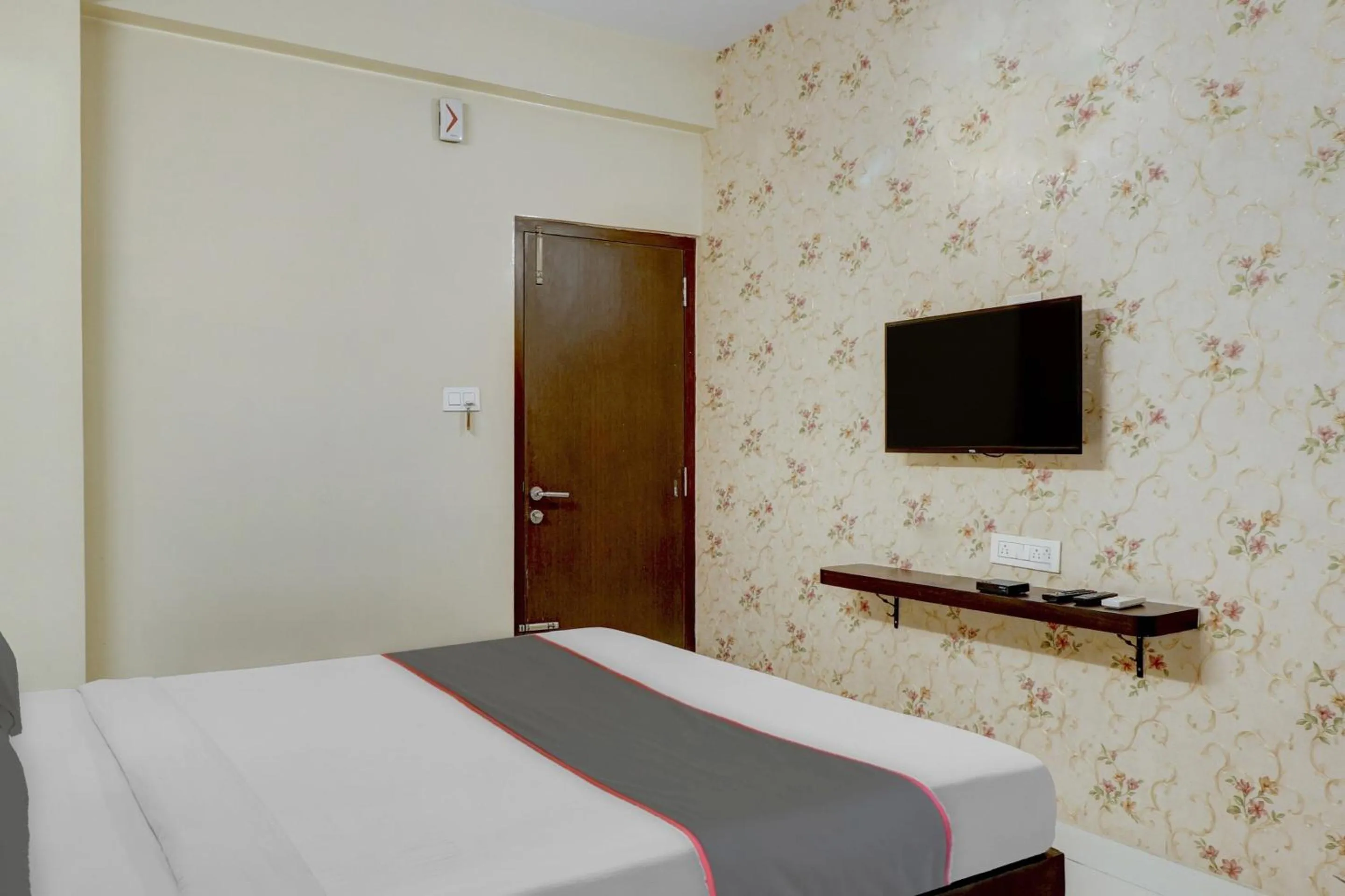 Bedroom, Bed in Capital O Champion Lotus Near Mantri Square Mall