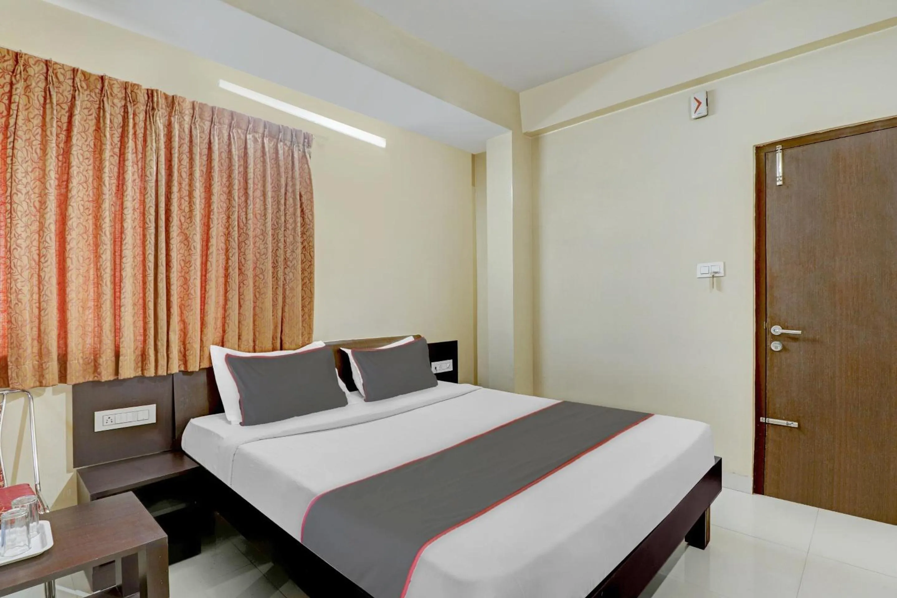 Bedroom, Bed in Capital O Champion Lotus Near Mantri Square Mall