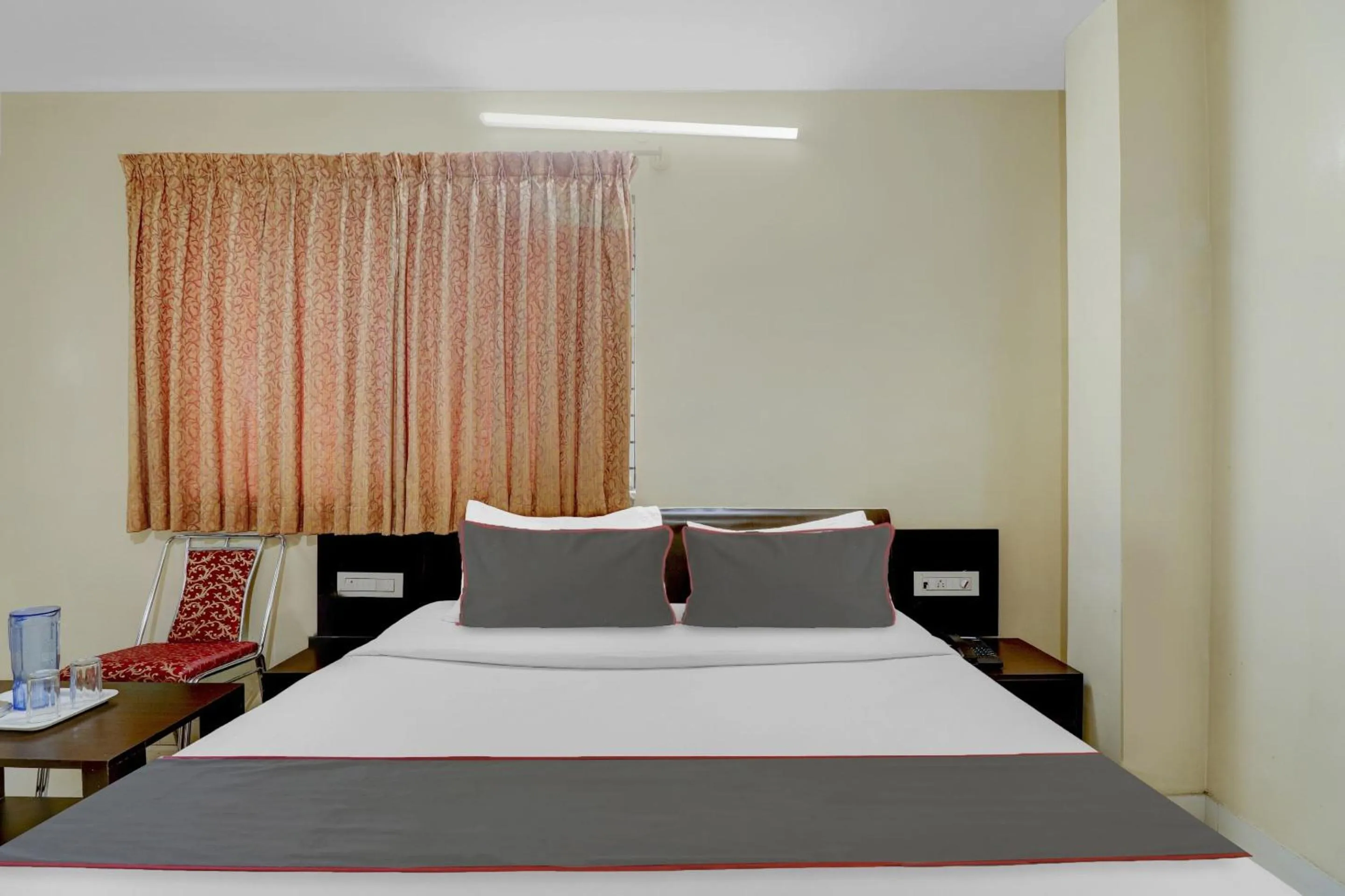 Bedroom, Bed in Capital O Champion Lotus Near Mantri Square Mall