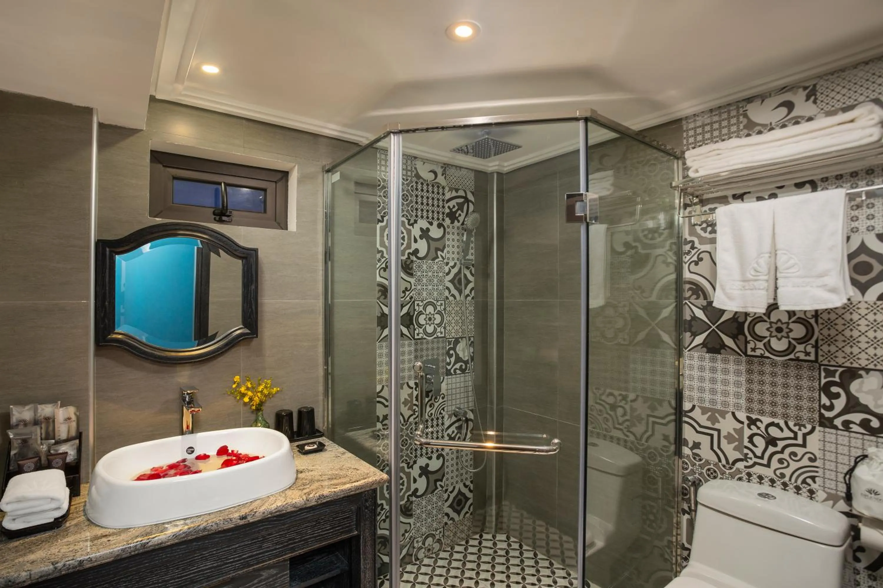 Toilet in Hanoi Esplendor Hotel and Spa