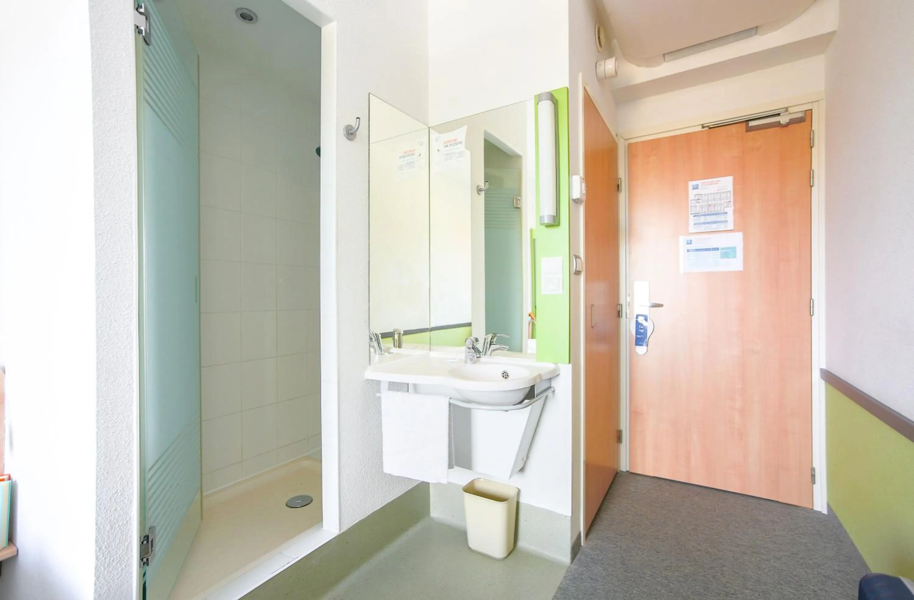 Bathroom in ibis budget Torun