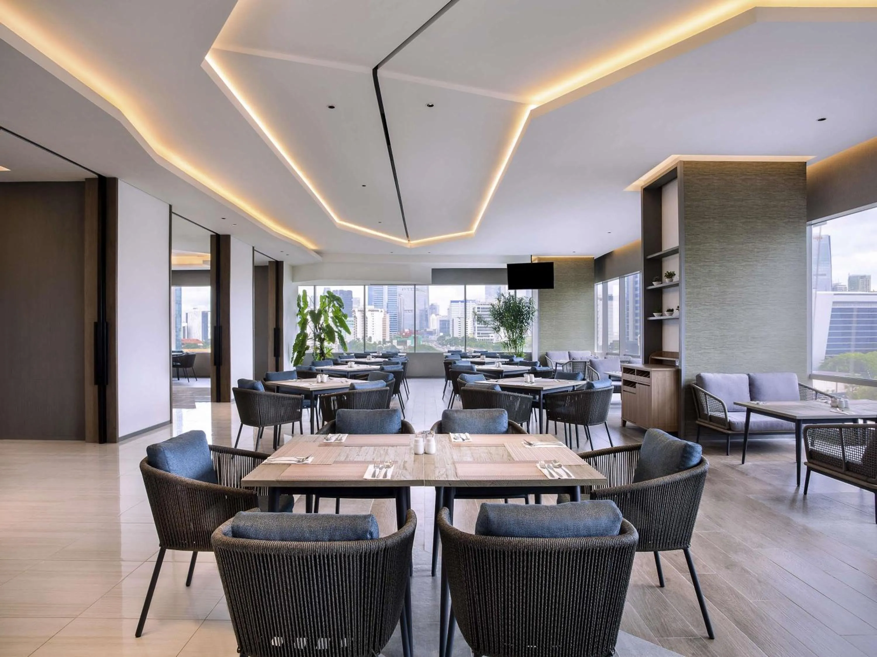 Restaurant/places to eat in Mercure Jakarta Gatot Subroto