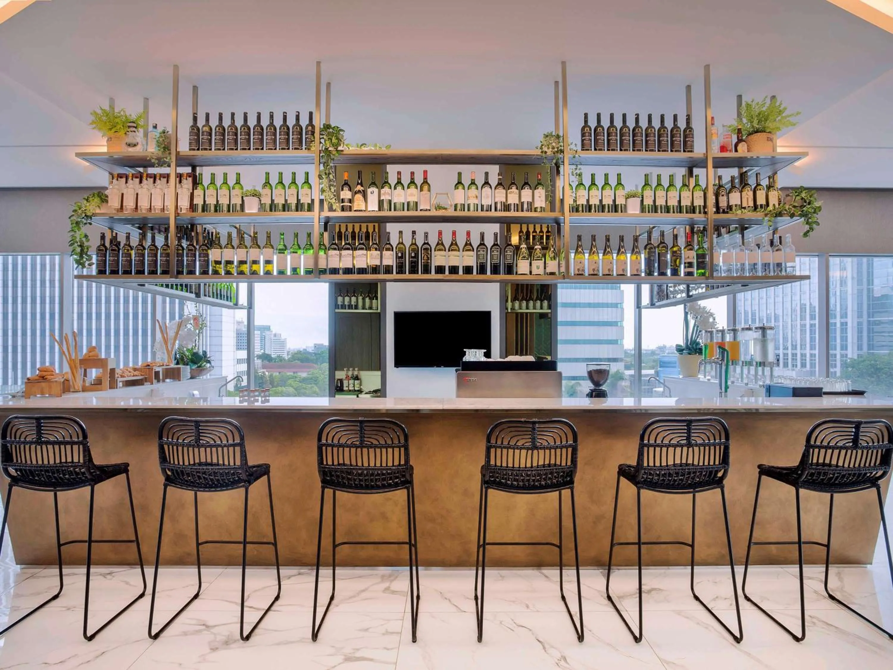 Restaurant/places to eat in Mercure Jakarta Gatot Subroto