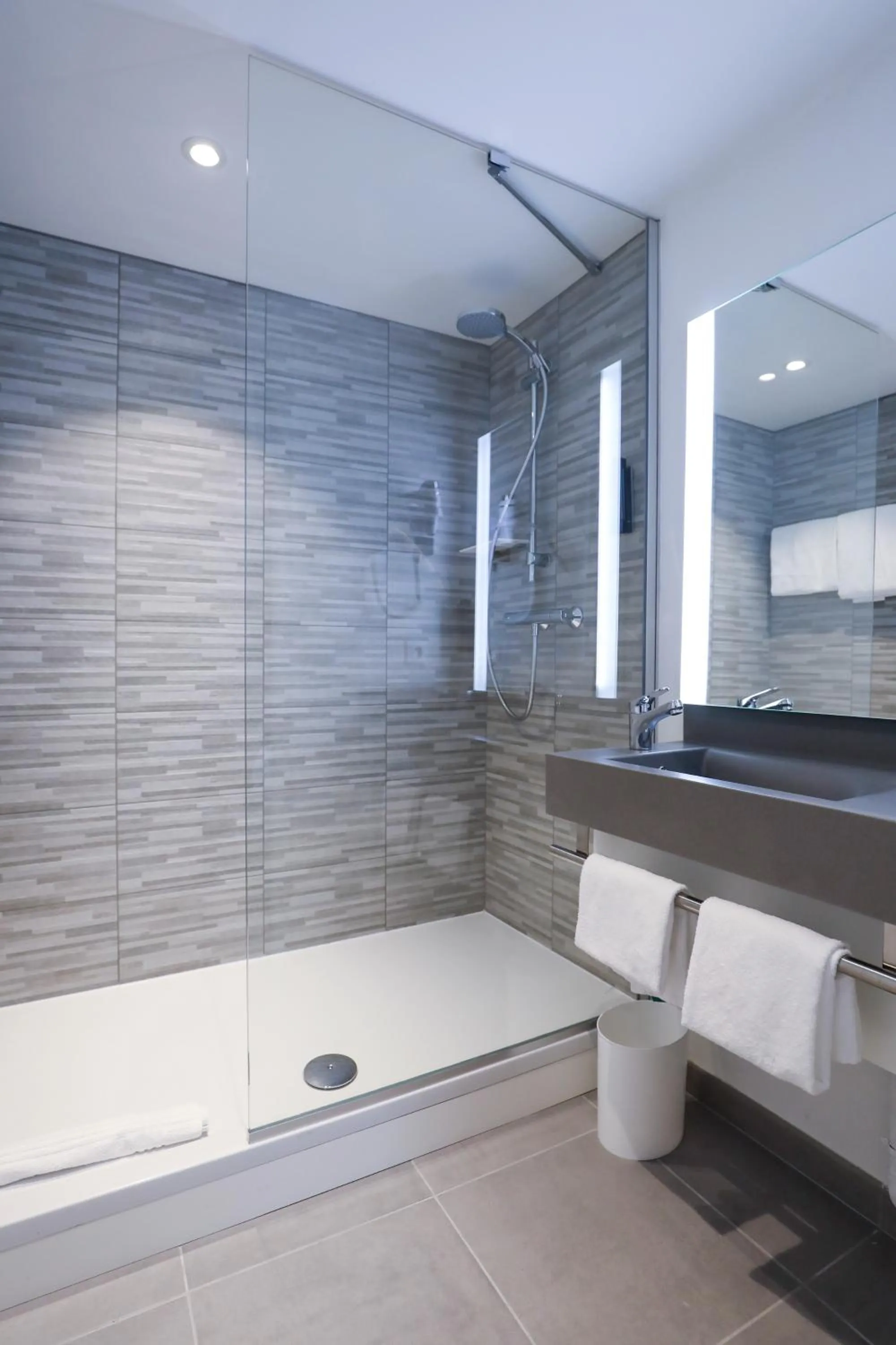 Bathroom in ibis Styles Puteaux Paris La Defense