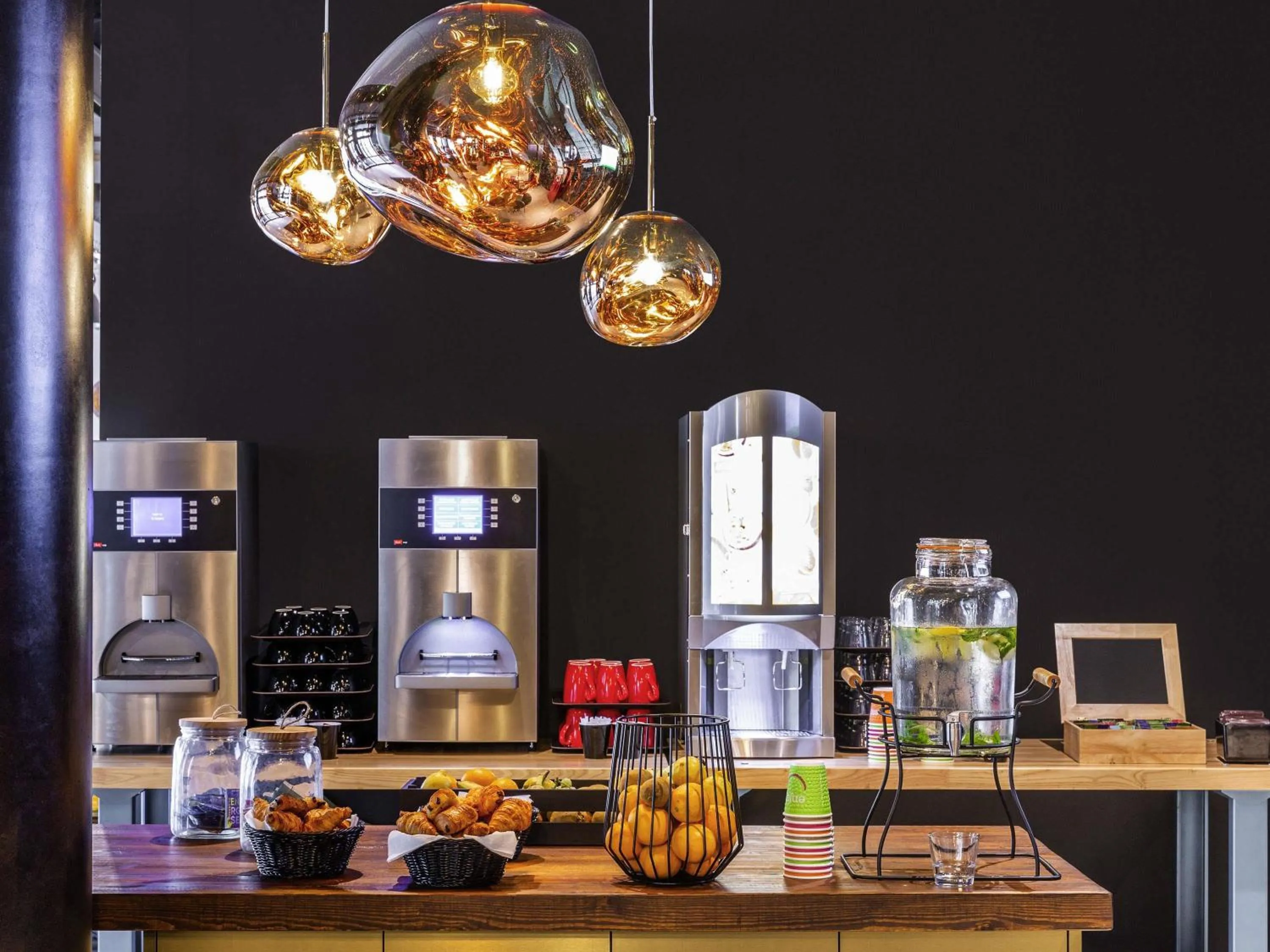 Breakfast in ibis Styles Puteaux Paris La Defense