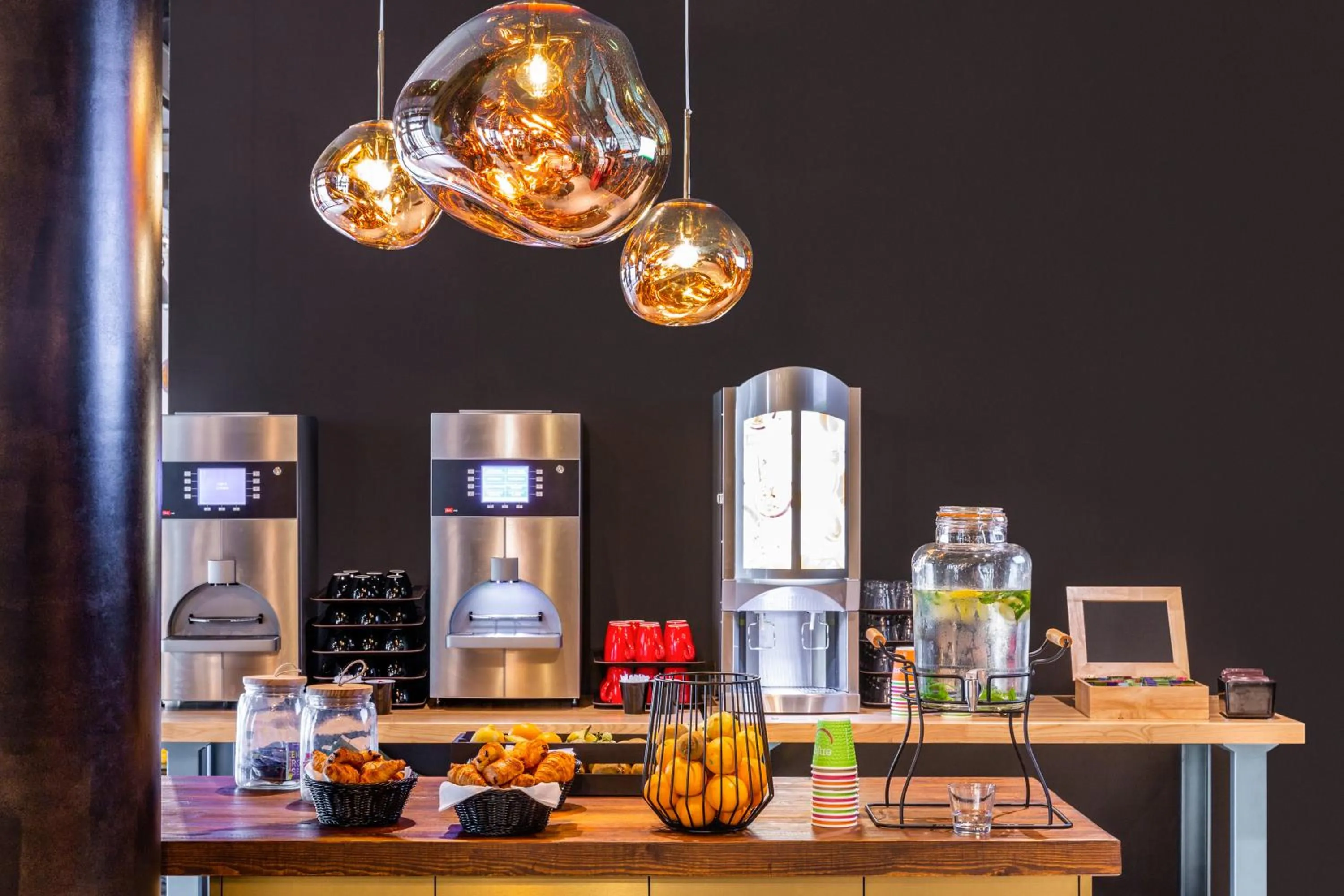 Food and drinks in ibis Styles Puteaux Paris La Defense