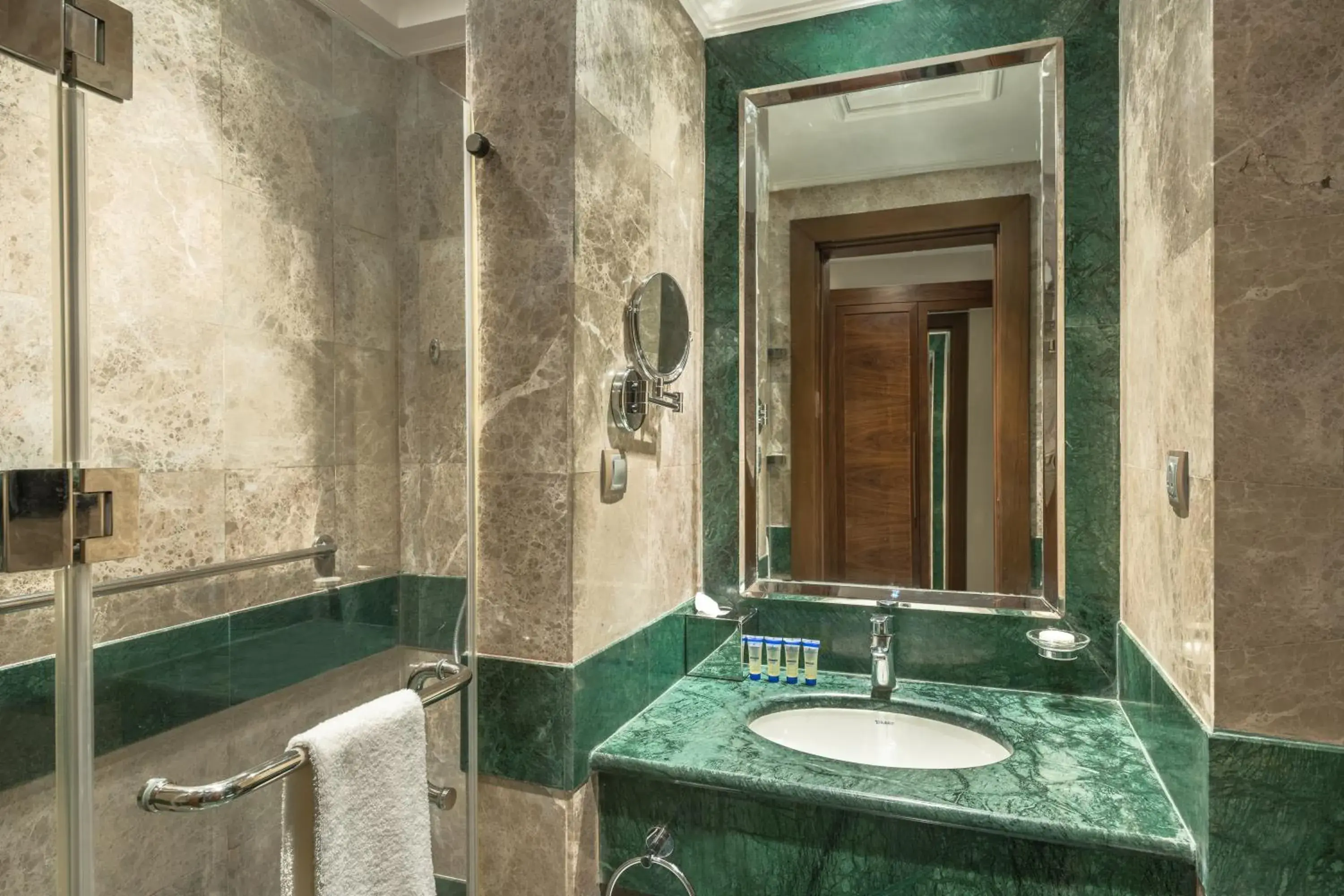 Standard Room with Four Single beds in Copthorne Makkah Al Naseem Standard Room with Four Single beds in Copthorne Makkah Al Naseem