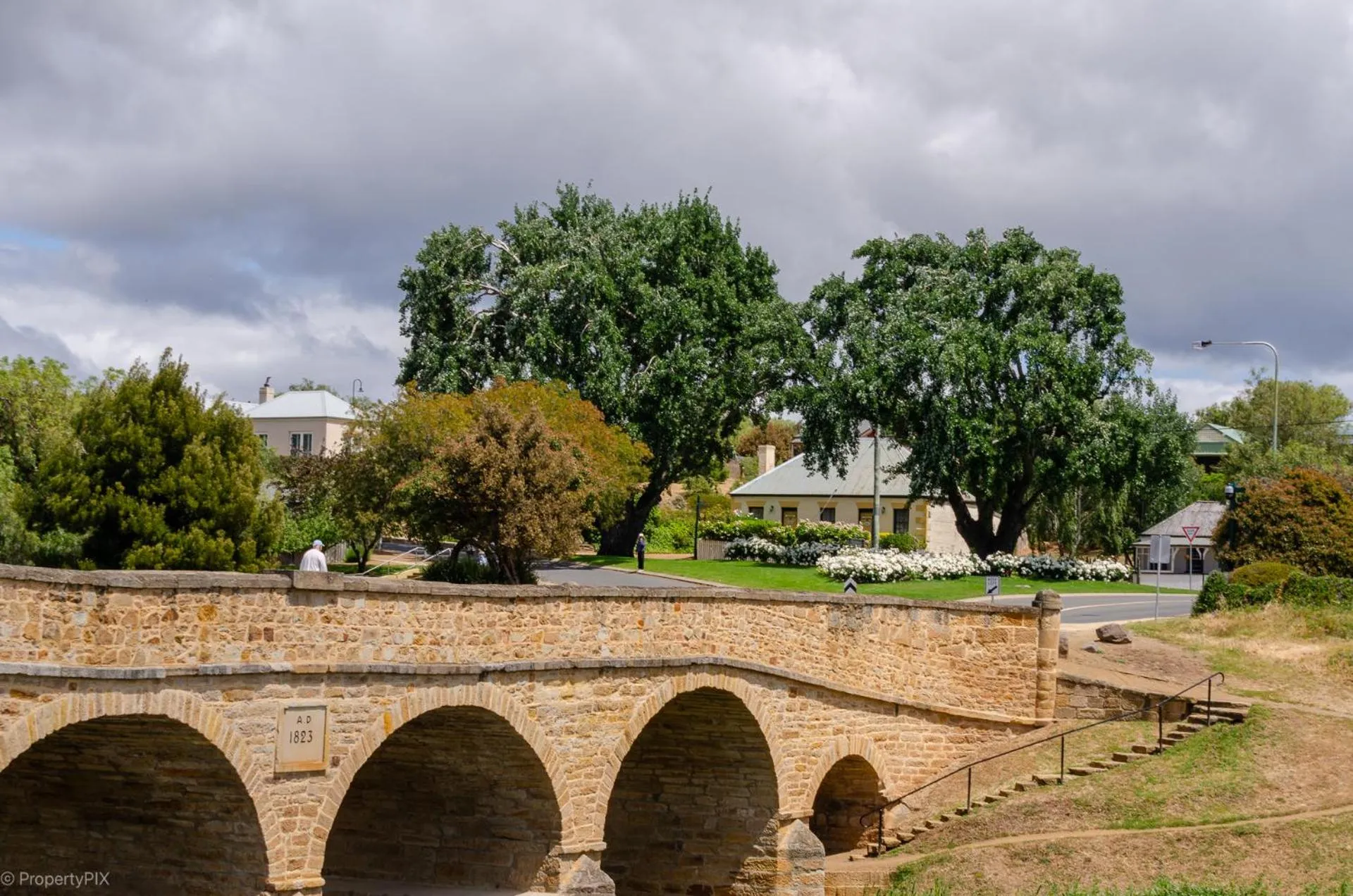 BRIDGE COTTAGES Sargeants & Armoury Cottages 1823 - HISTORY & CHARM