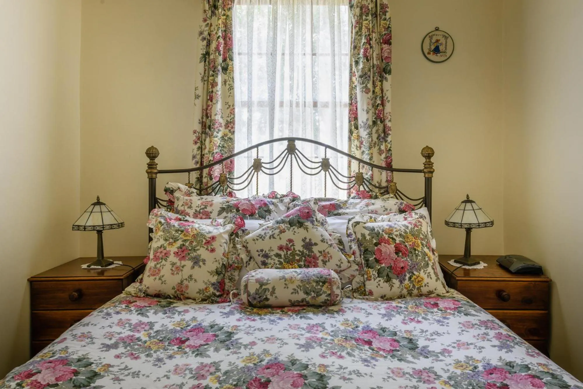 Bed in BRIDGE COTTAGES Sargeants & Armoury Cottages 1823 - HISTORY & CHARM
