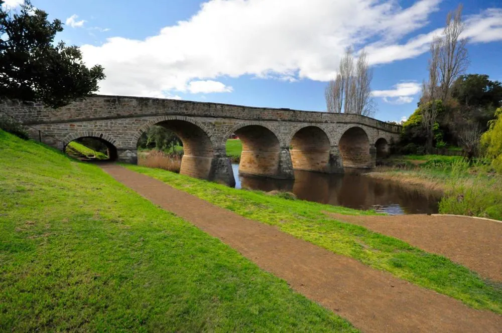 BRIDGE COTTAGES Sargeants & Armoury Cottages 1823 - HISTORY & CHARM