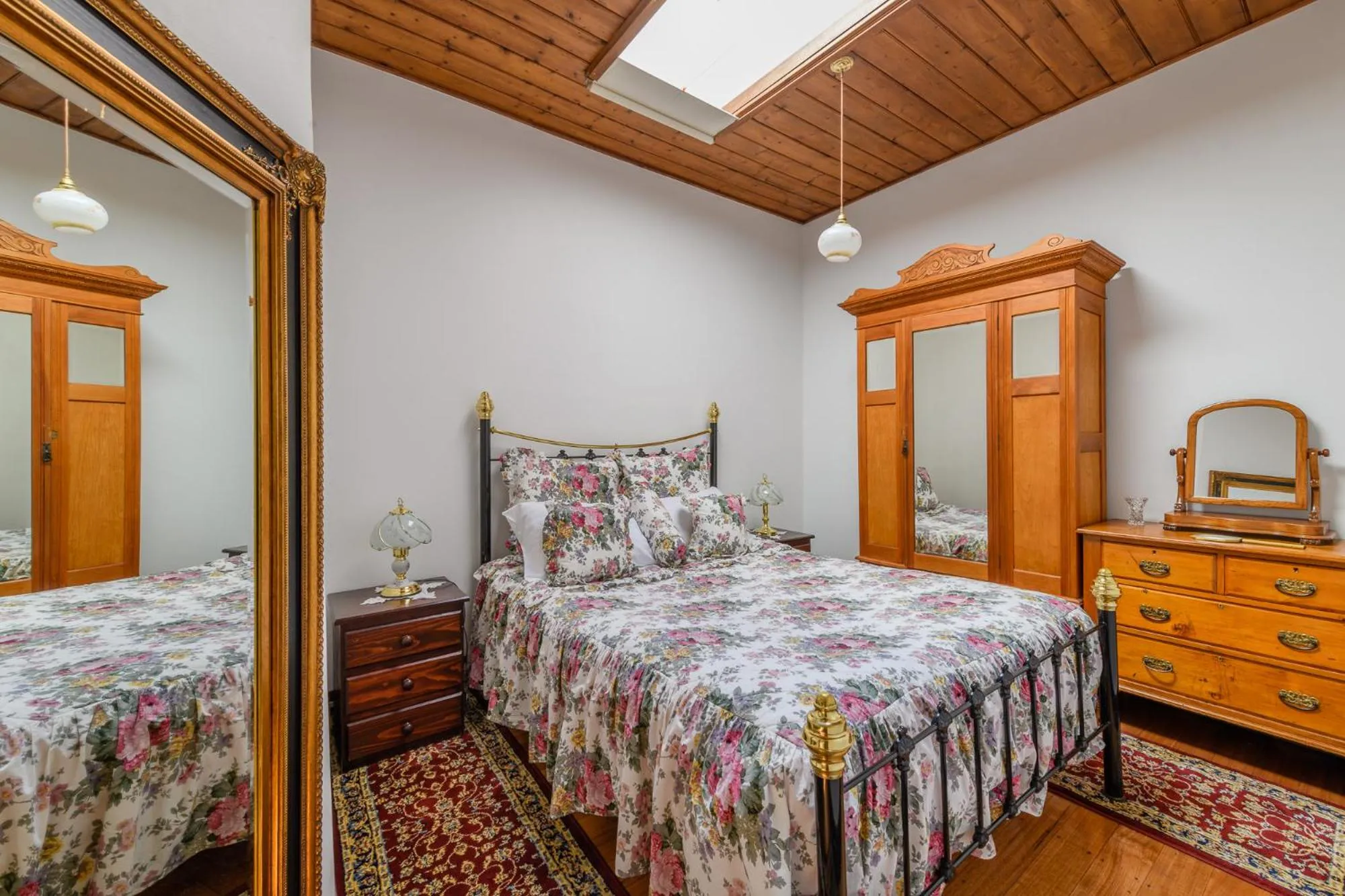 Bed in BRIDGE COTTAGES Sargeants & Armoury Cottages 1823 - HISTORY & CHARM