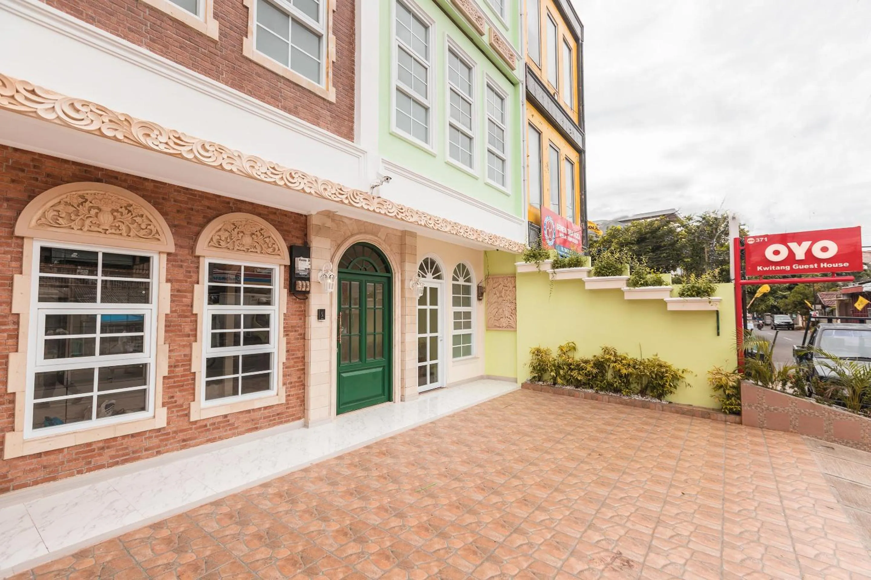 Facade/entrance in Capital O 371 Kwitang Guest House