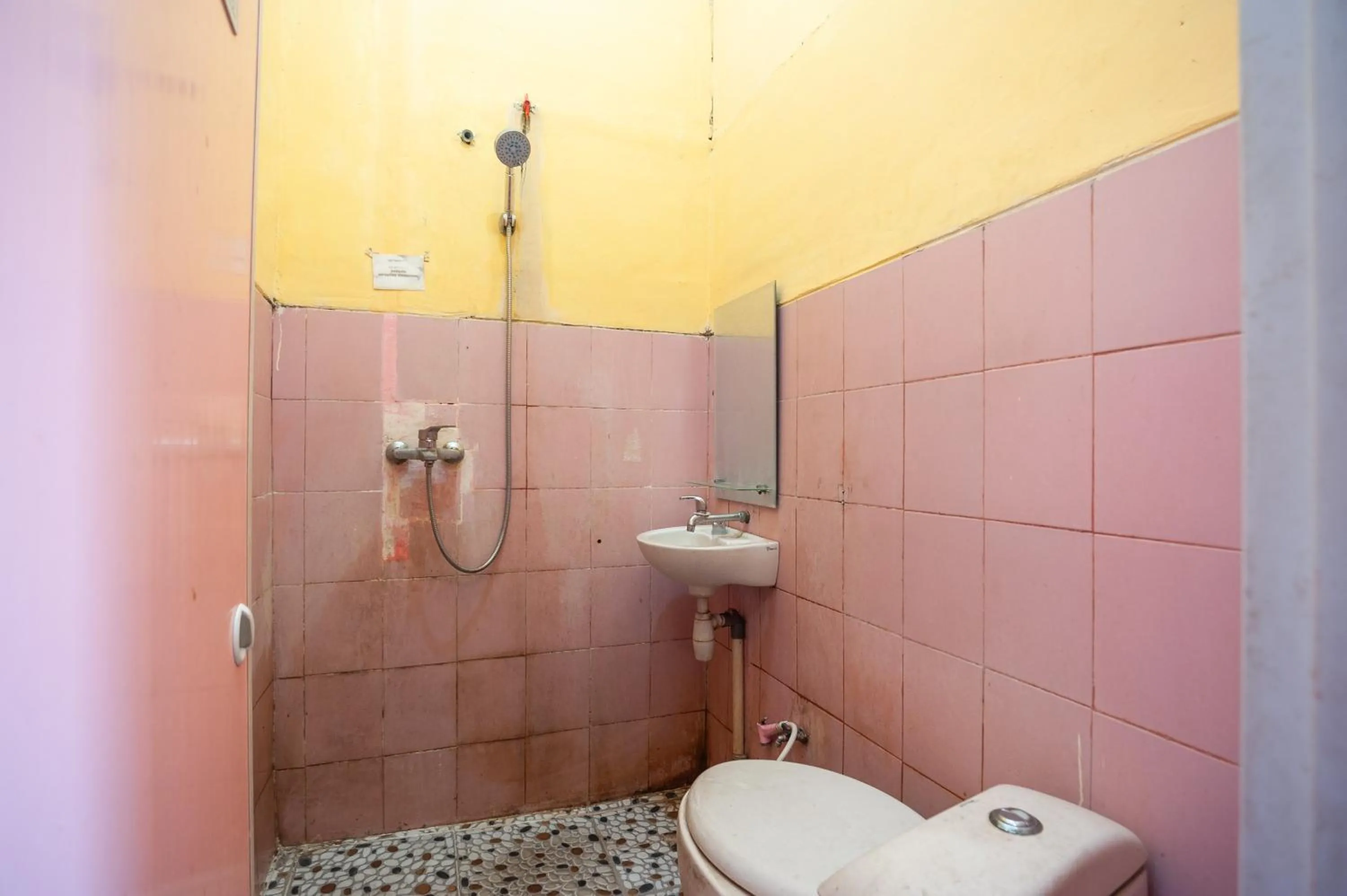 Bathroom in RedDoorz Syariah at Antasari Lampung 3