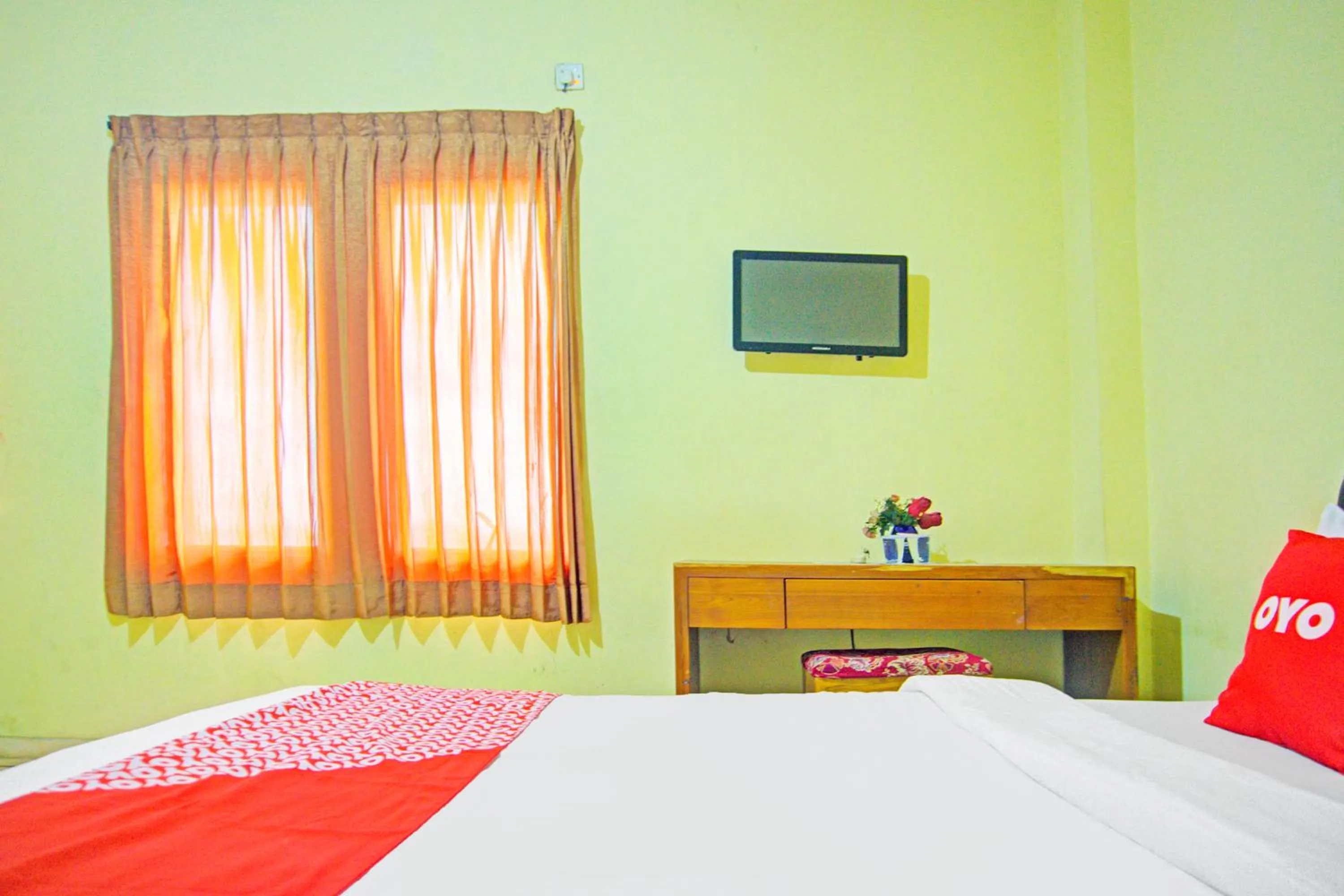 Photo of the whole room, Bed in Hotel O Bandar Lampung Near Teropong Kota Bukit Cindy Formerly Divka Residence