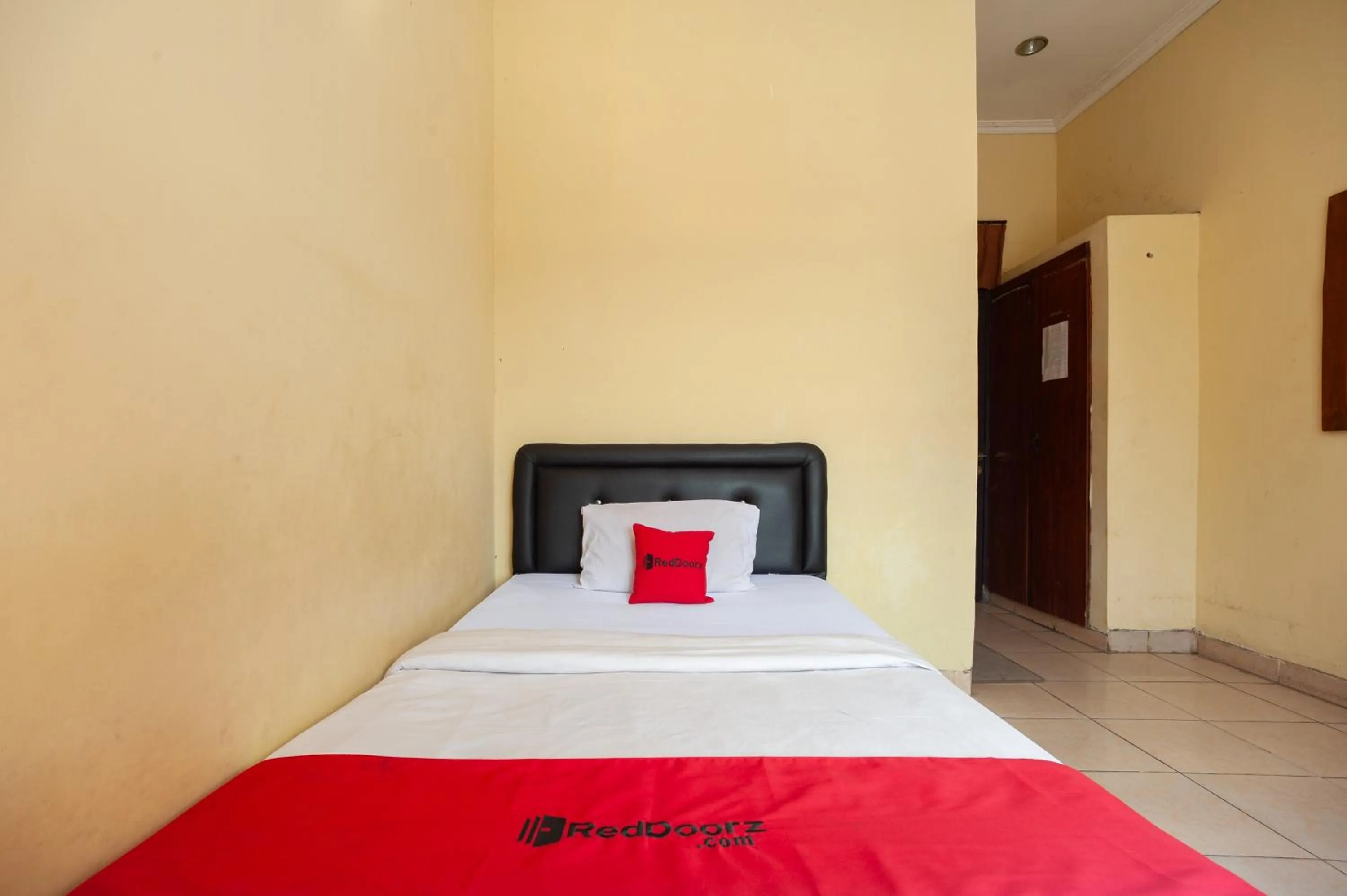 Bed in RedDoorz Syariah at Antasari Lampung 3