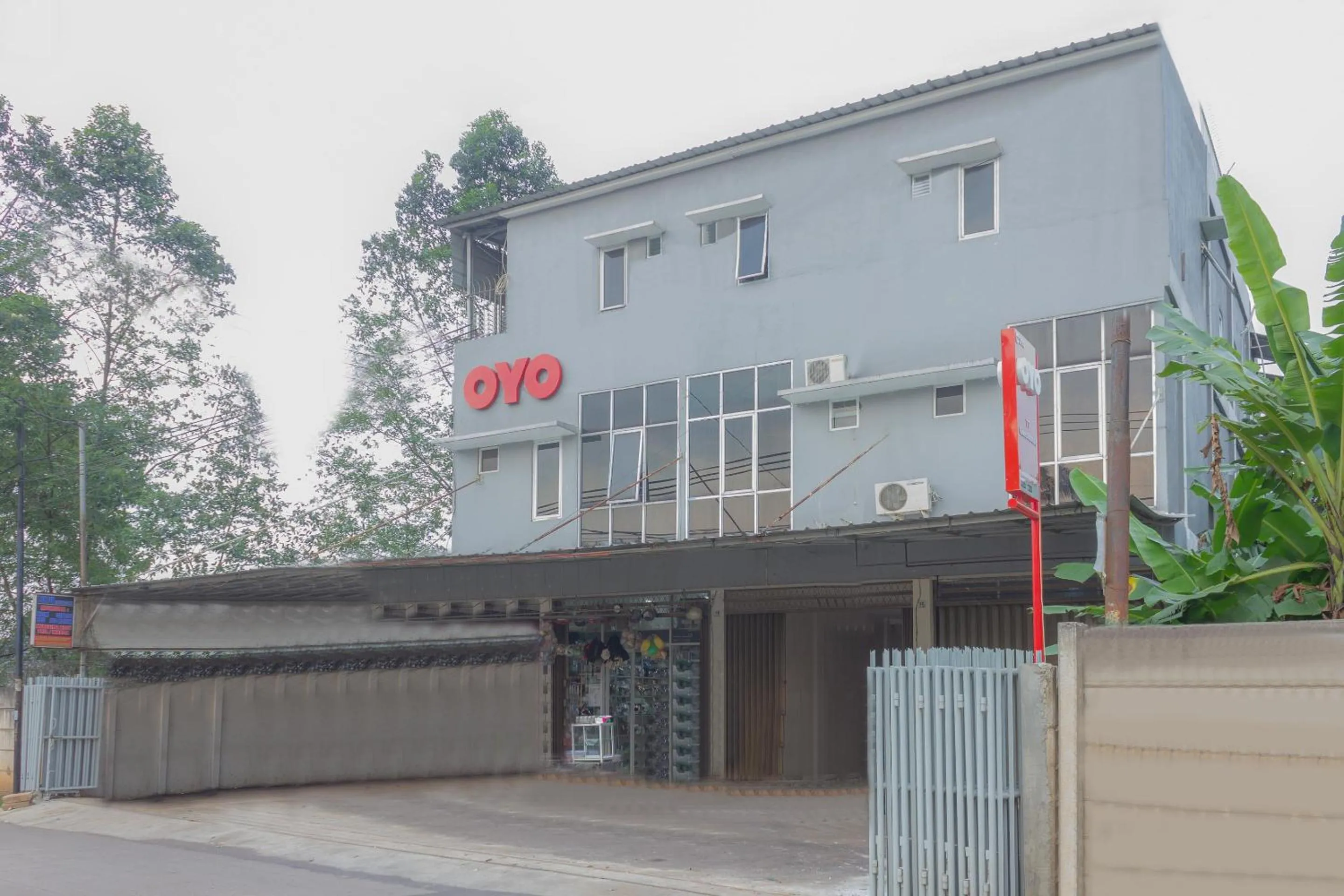 Facade/entrance in Hotel O 77 Guesthouse