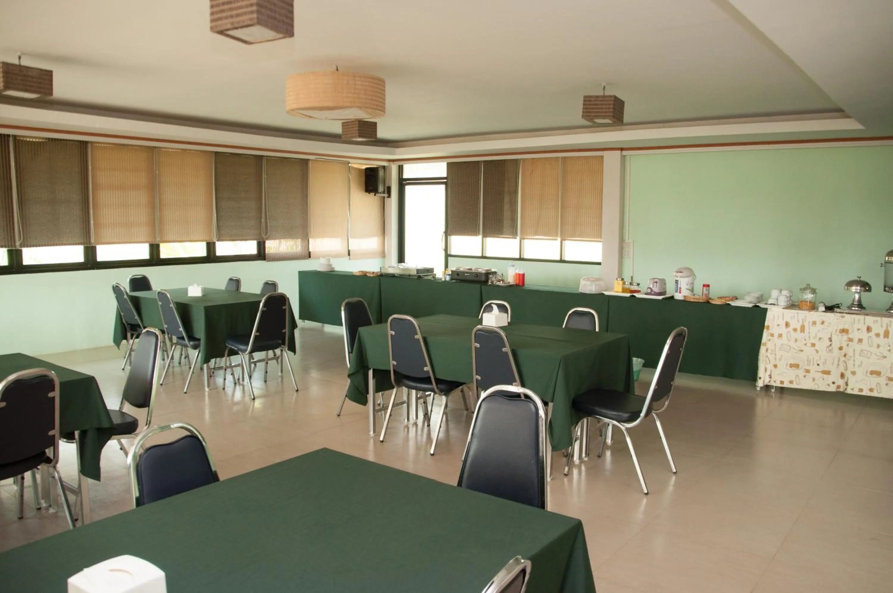 Restaurant/places to eat in A Nice Resort