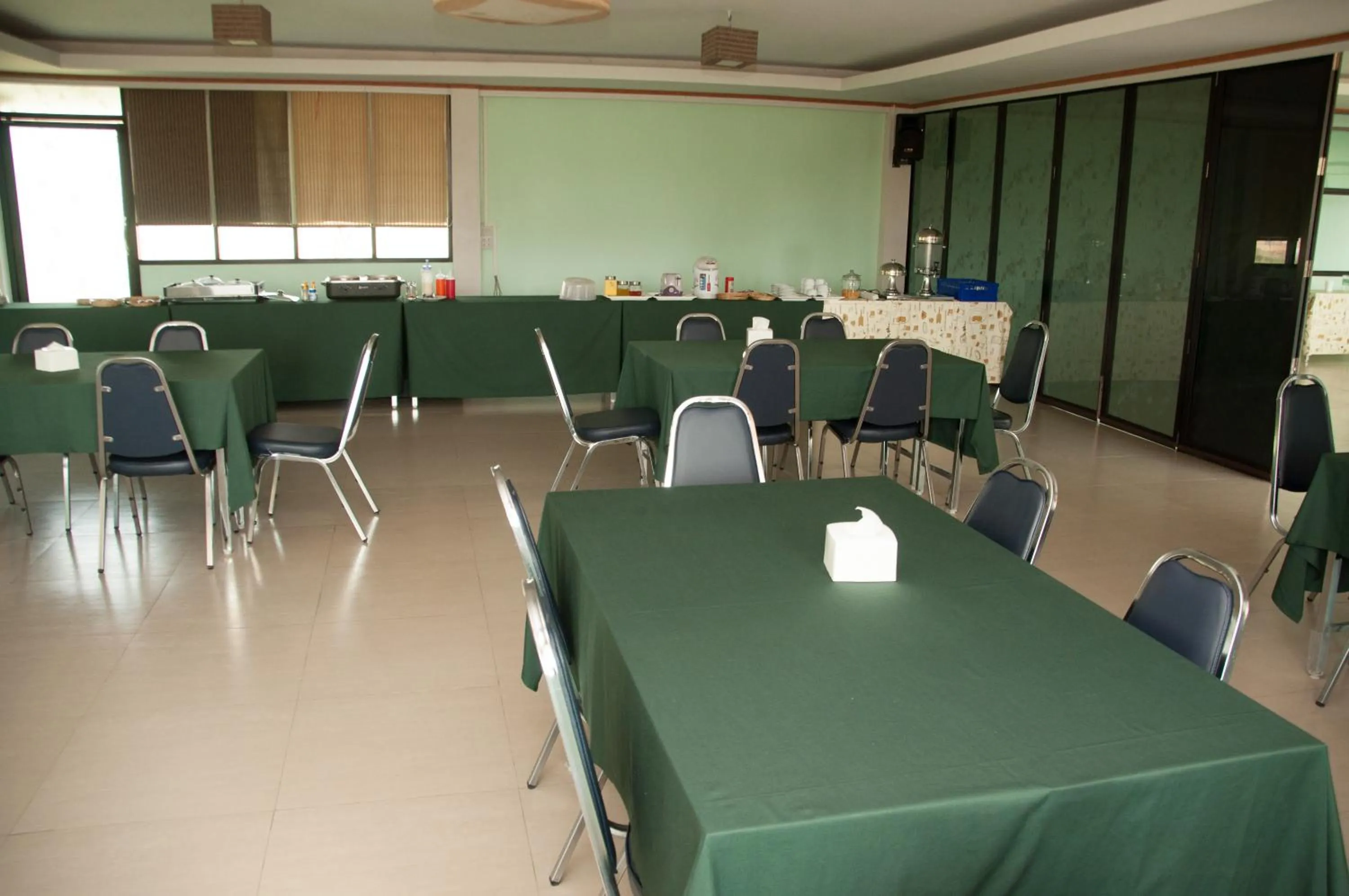 Restaurant/places to eat in A Nice Resort