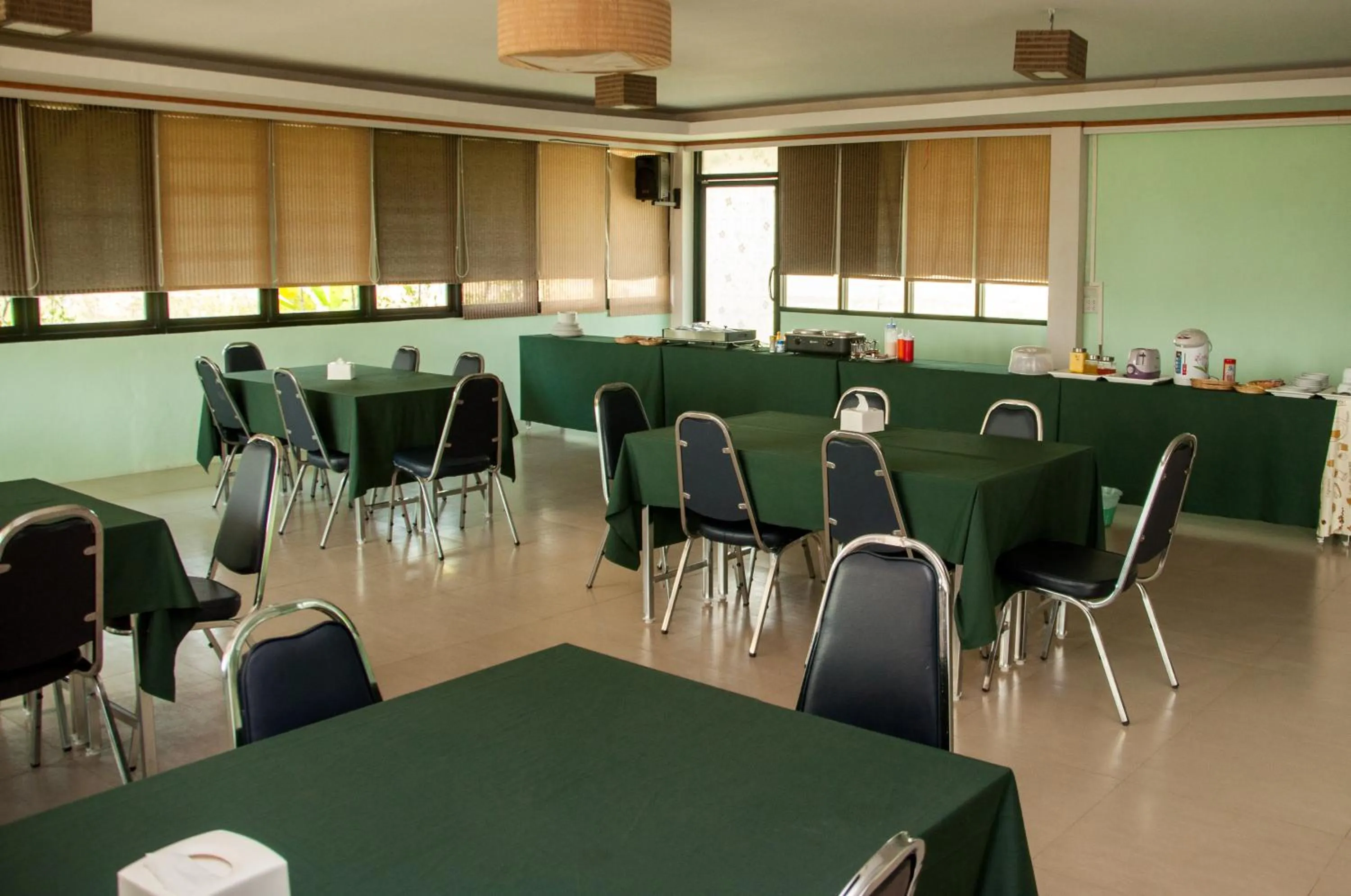 Restaurant/places to eat in A Nice Resort