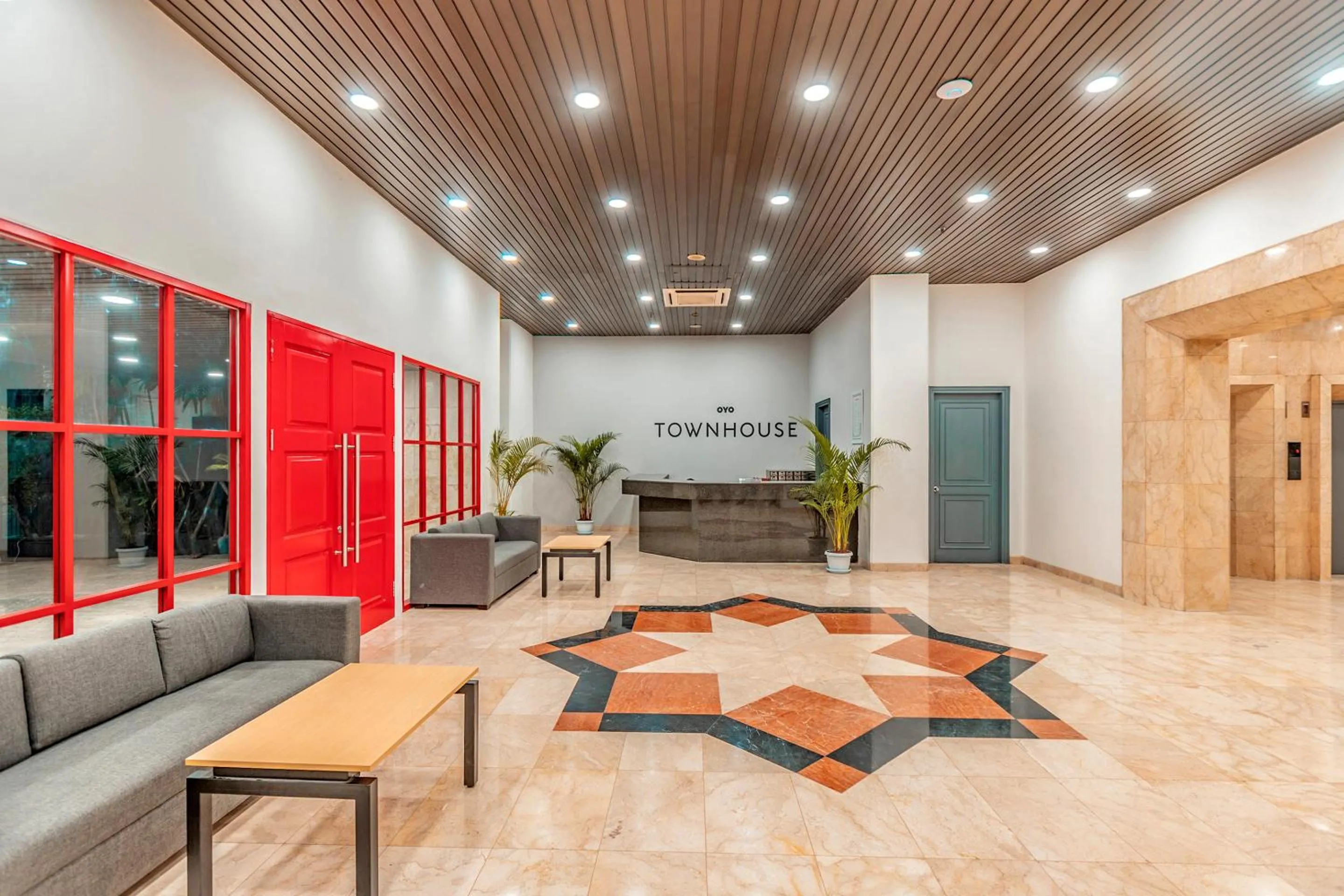 Seating area in Super OYO Townhouse 2 Hotel Gunung Sahari