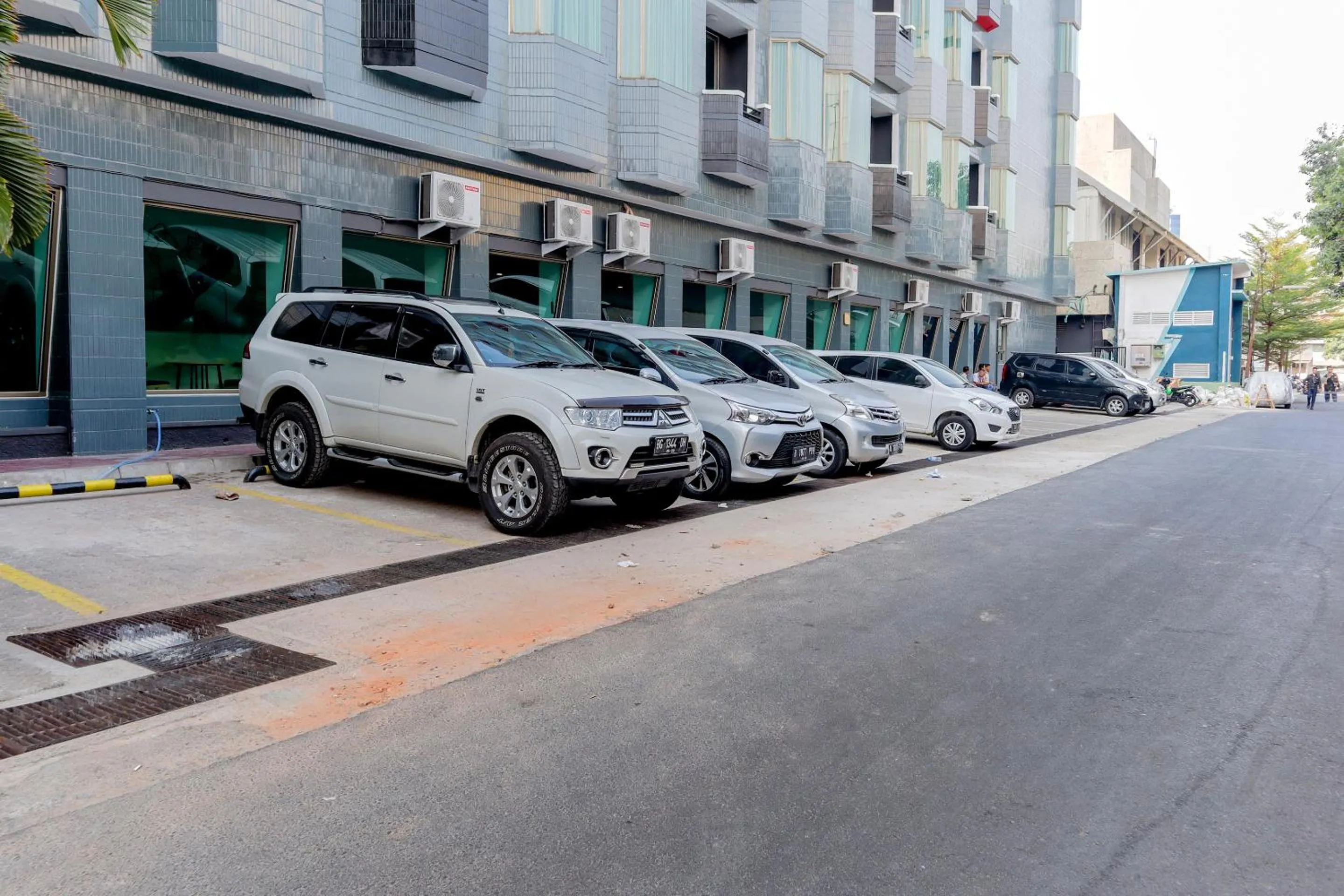 Parking in Super OYO Townhouse 2 Hotel Gunung Sahari