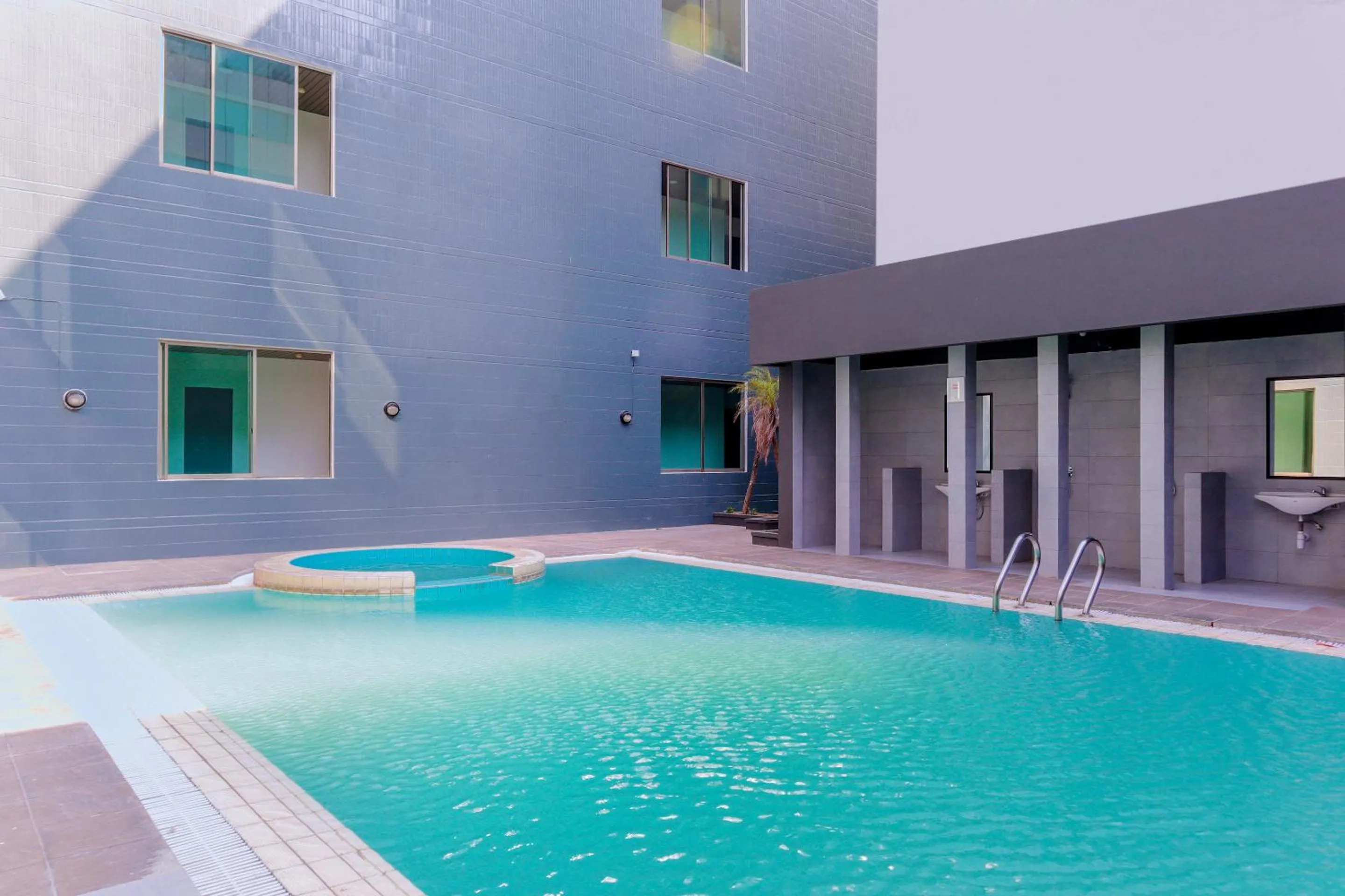 Swimming pool in Super OYO Townhouse 2 Hotel Gunung Sahari